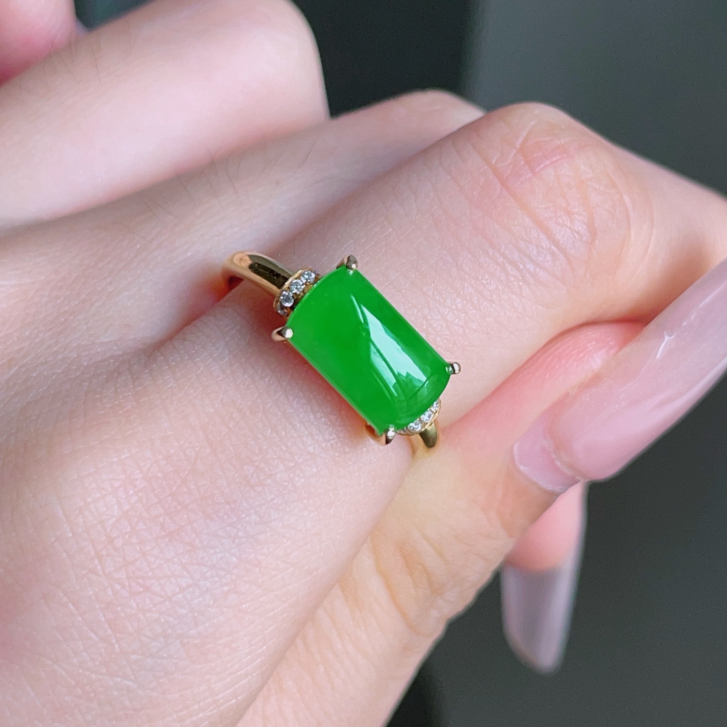 ️ 冰阳绿马鞍戒指，色泽鲜艳，种老水润，18k金镶嵌，裸石 10.7/6.4，圈口 15