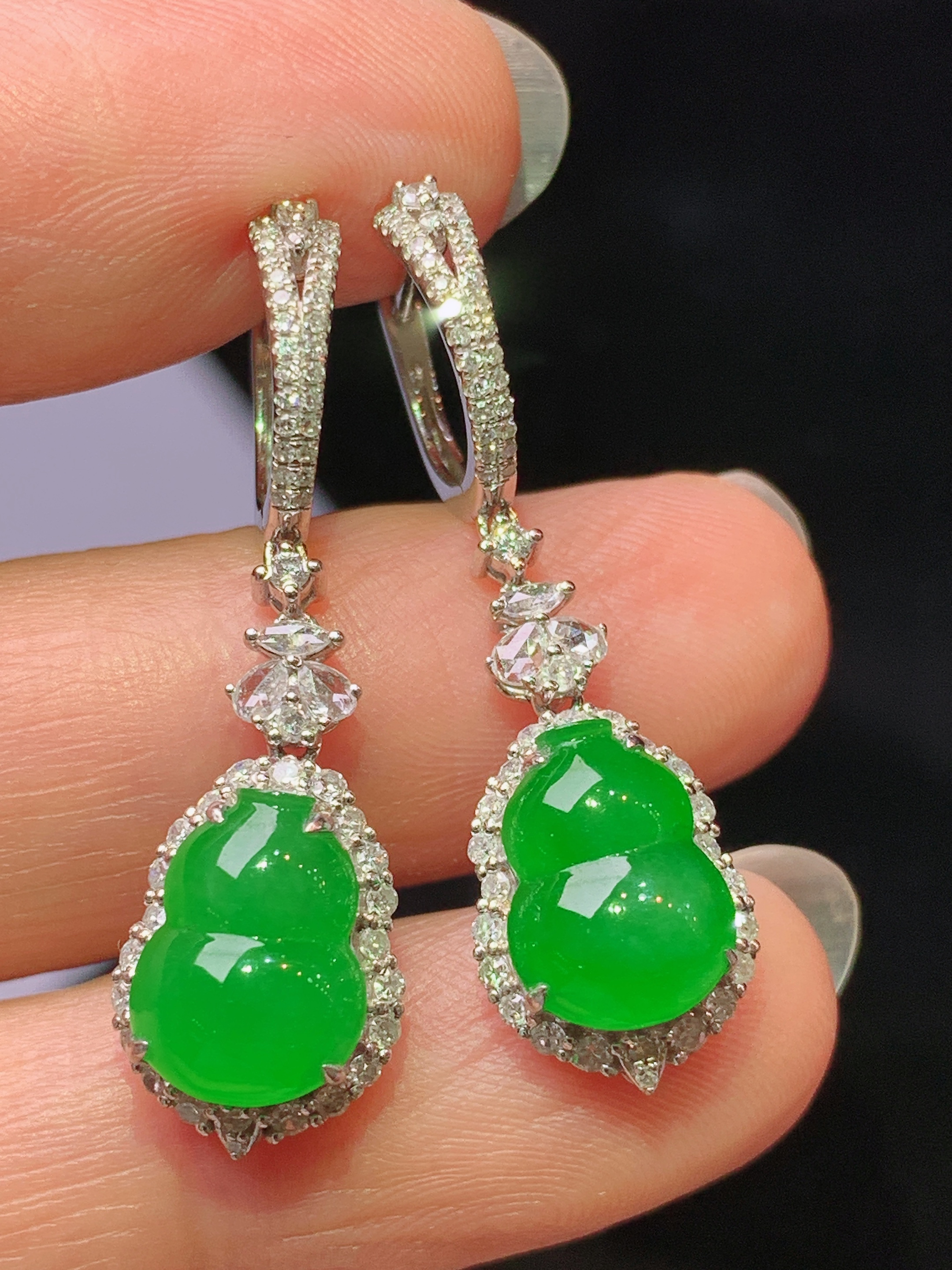 18k金钻镶嵌满绿葫芦耳坠 玉质细腻 色泽艳丽清新 水润亮眼 整体尺寸32.2*9.8*6.8h1