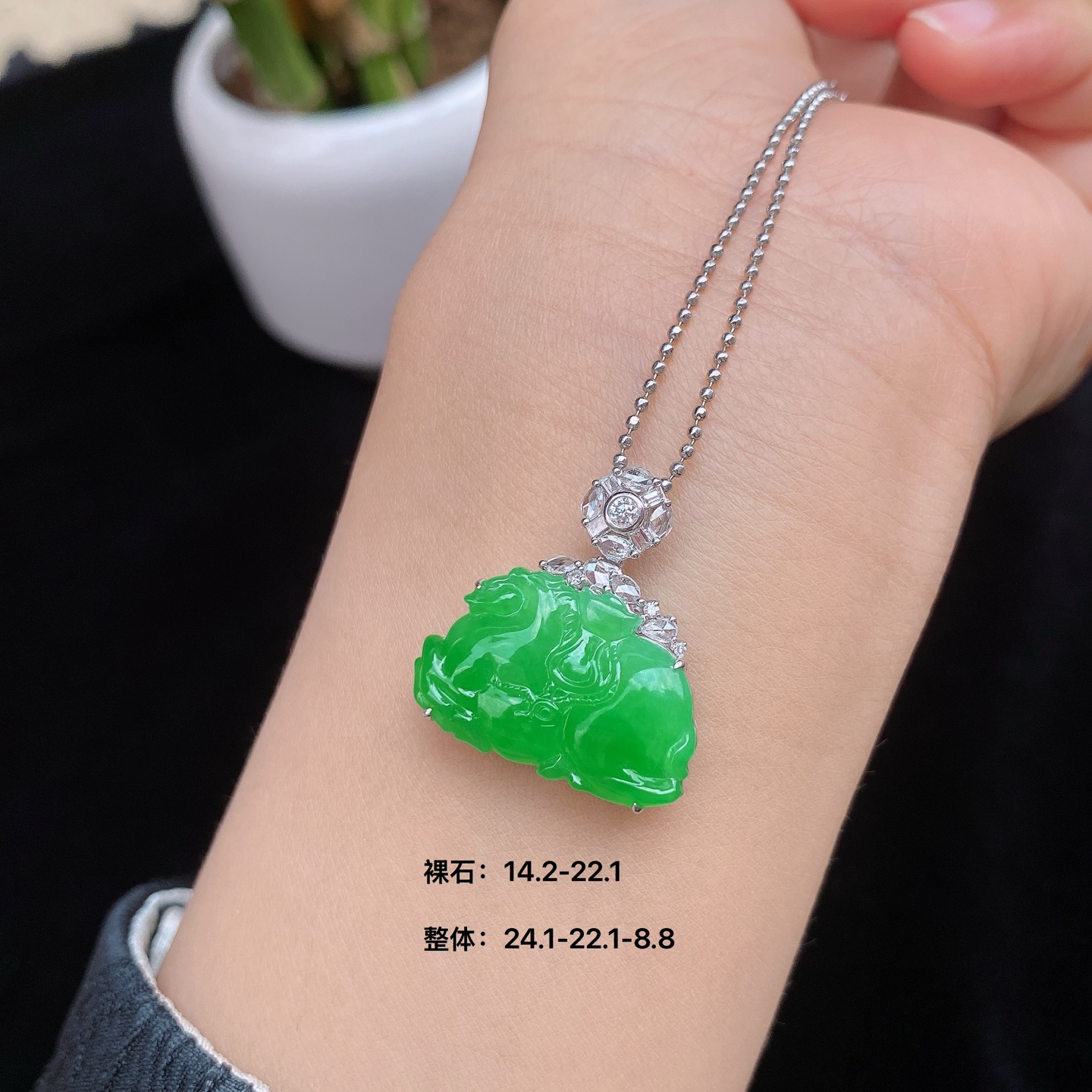 谁懂啊，肥肥润润的唐马 够饱满，冰种甜阳绿，色泽夺目，唐马造型栩栩如生，灵动又别致，18k金镶嵌