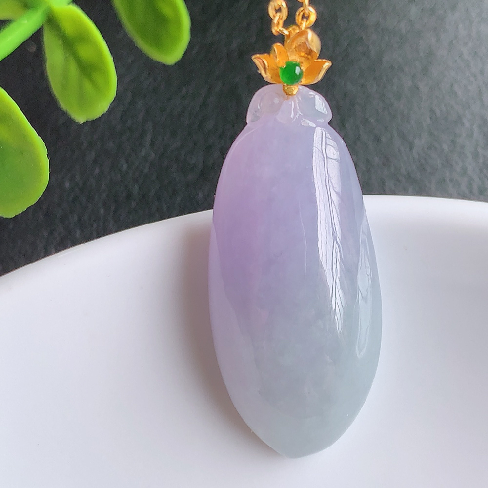 18k金扣冰润紫罗兰福瓜翡翠吊坠，呱呱来财，福气满满的美好寓意，清新自然  沁人心脾，造型独特，清秀高雅  W415.27  尺寸：28.8-13-7.2mm