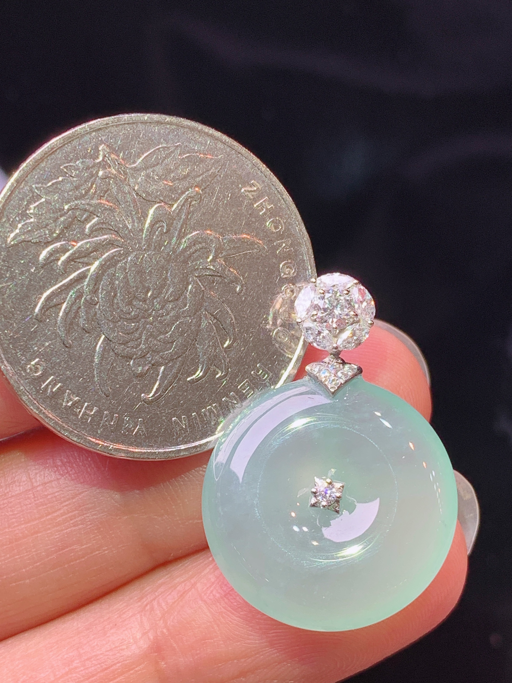 18k金钻镶嵌冰种浅绿平安扣吊坠 玉质细腻 色泽艳丽清新 水润亮眼 整体尺寸25*17.8*5c1