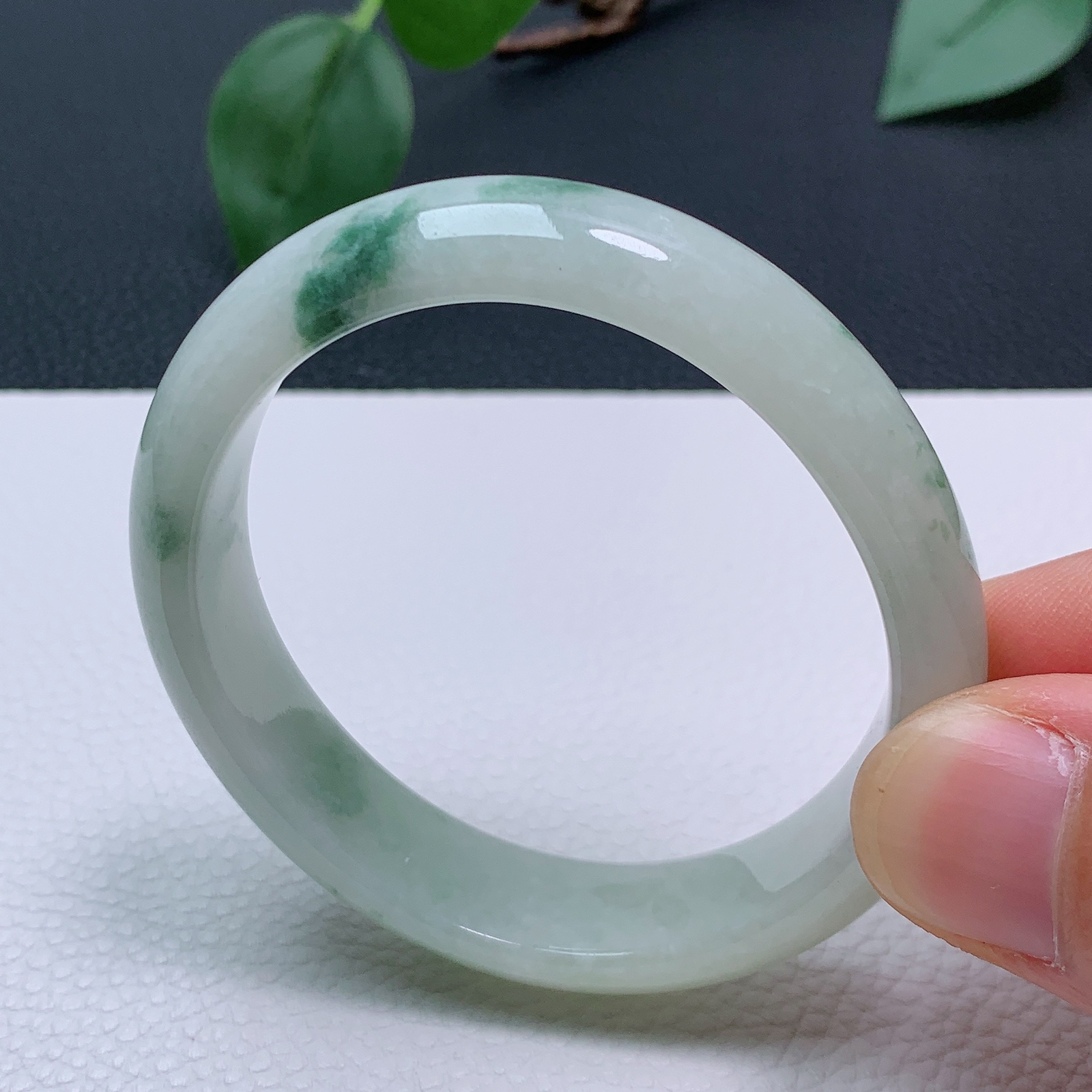 天然翡翠 小圈口50-51老坑飘花贵妃手镯 玉质细腻 种水好 尺寸:51-46-12.5-6.8mm   M99