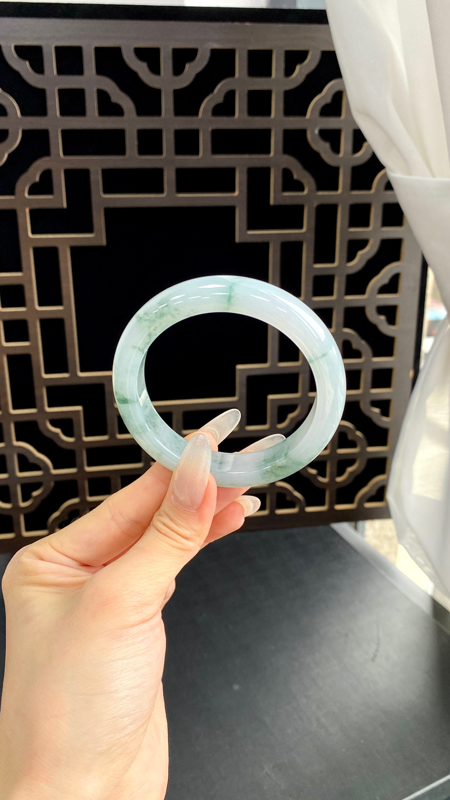 【飘花手镯】
尺寸：53-11.9-8.7
自然光无滤镜，原图直出