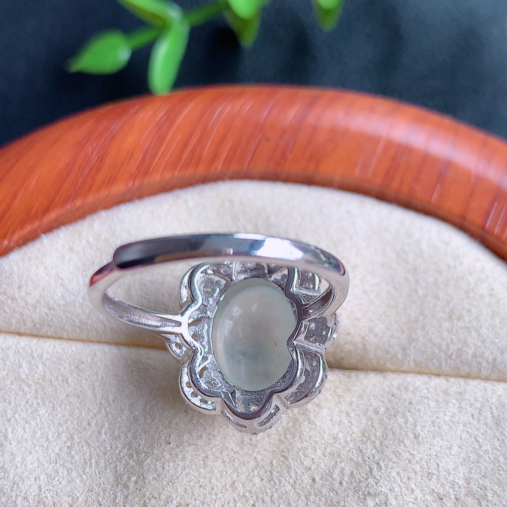 冰翡翠925银镶嵌蛋面指环，自然光实拍，翠色灵动，颜色漂亮，种老水足，品相佳，佩戴佳品！W502.27  内圈尺寸：17.5-17.5-8.6mm  裸石尺寸：11.2-9.2mm