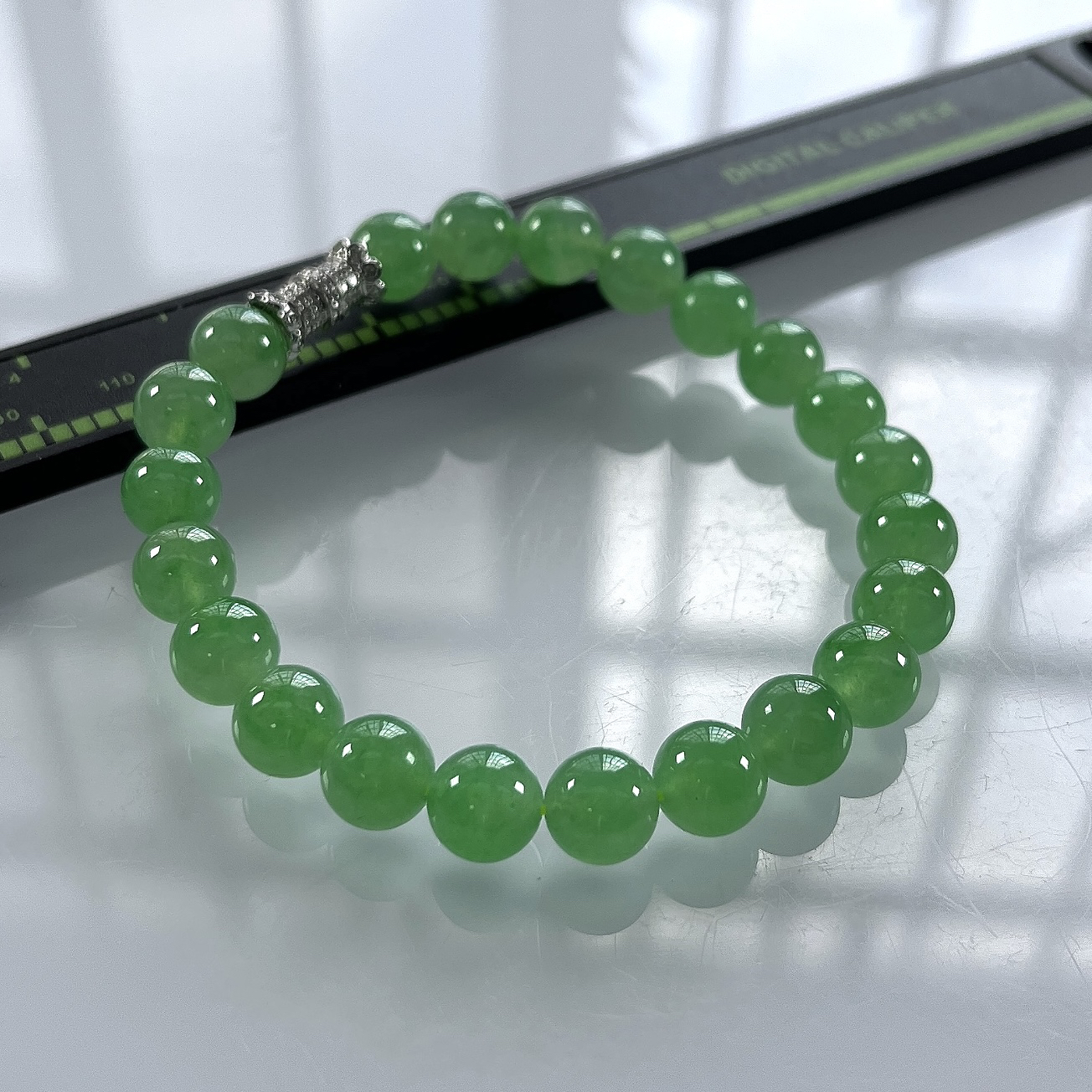 收藏传承级别，缅甸天然翡翠A货，卡8高冰起胶满绿晴阳绿圆珠手串手链，尺寸：8mm/22颗，长度185mm，重量：20.82g，18K金伴钻扣头镶嵌。