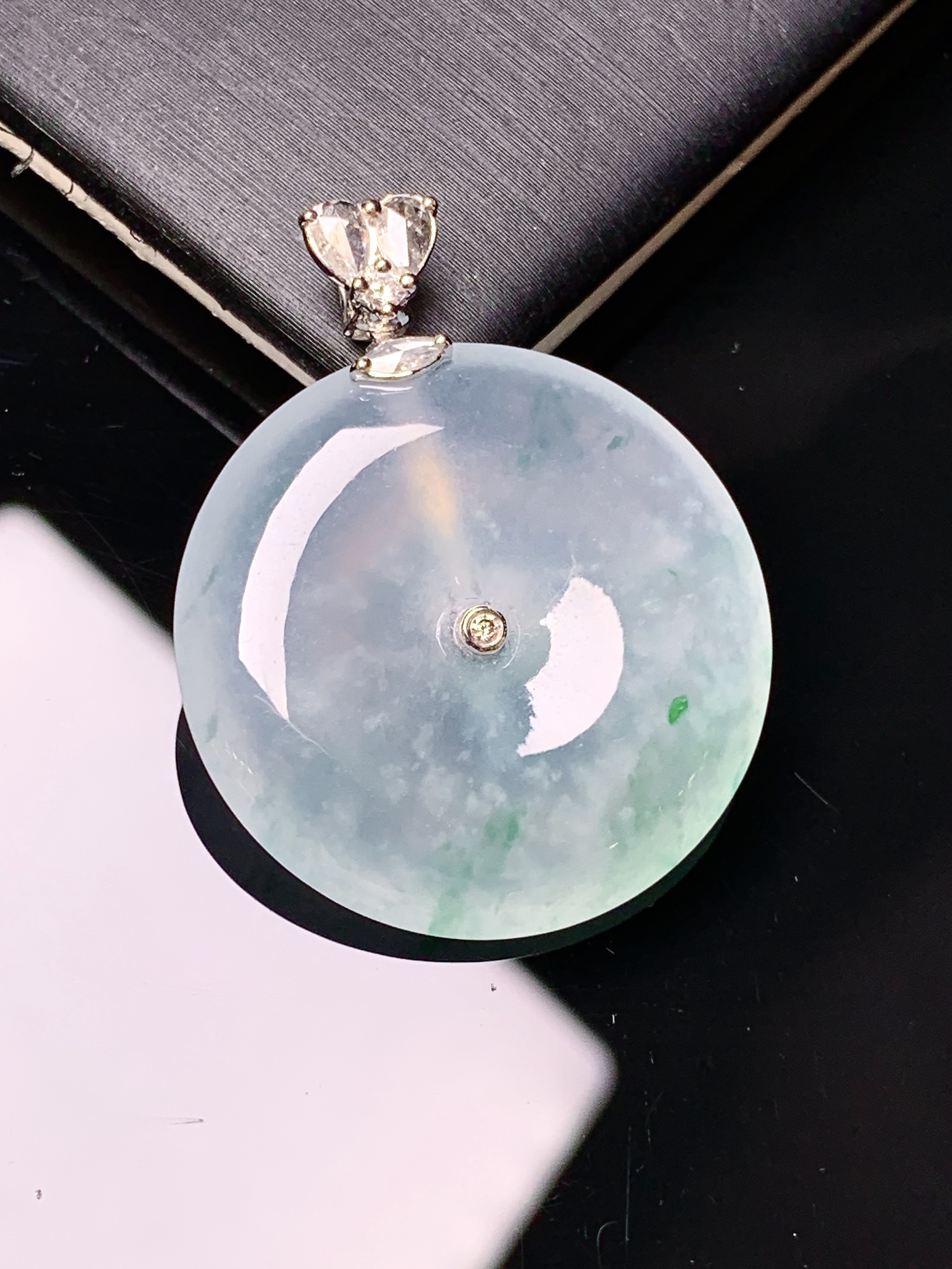 18k金钻镶嵌冰种平安扣吊坠 玉质细腻 色泽艳丽清新 水润亮眼 整体尺寸31.8*25.2*4.8g2