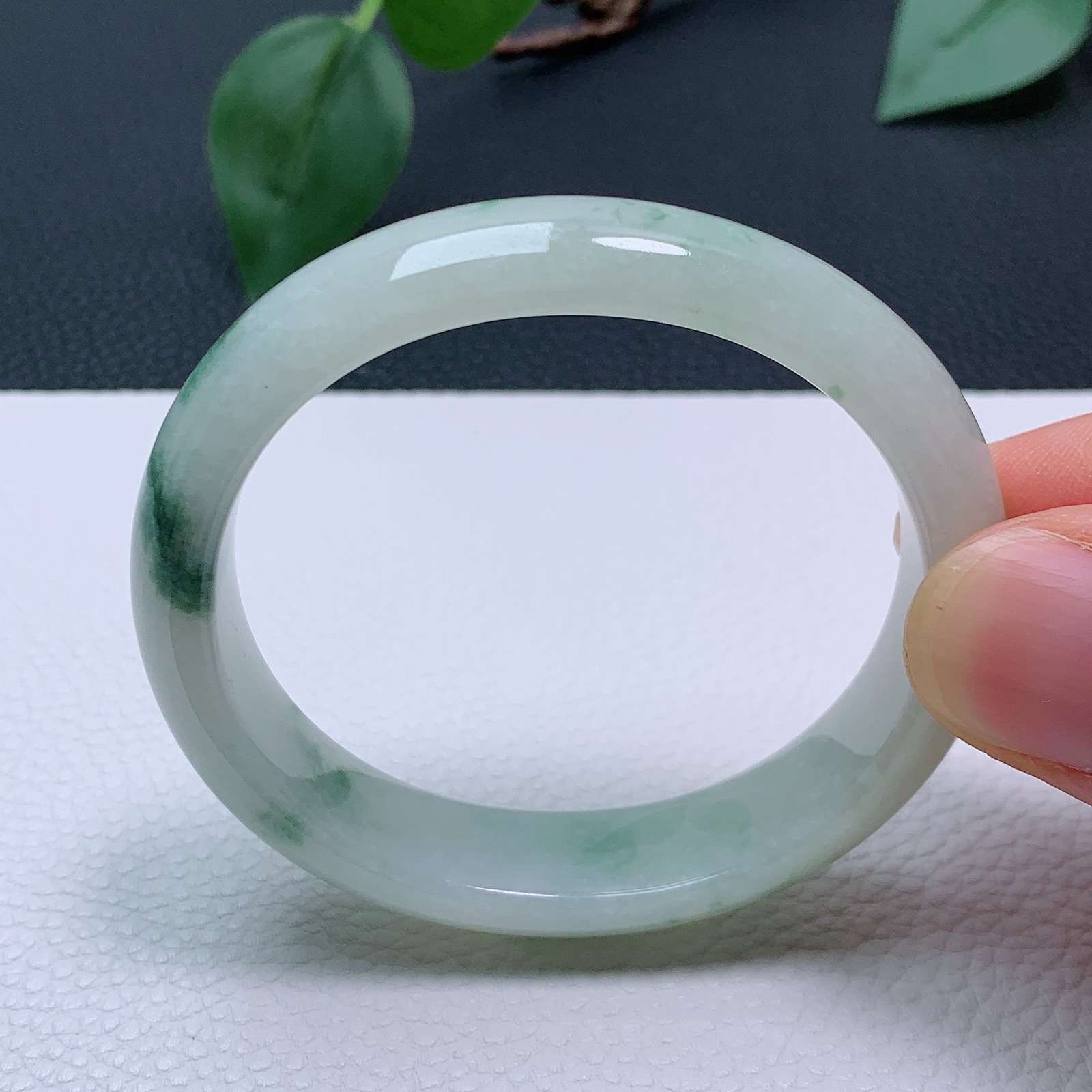 天然翡翠 小圈口50-51老坑飘花贵妃手镯 玉质细腻 种水好 尺寸:51-46-12.5-6.8mm   M99