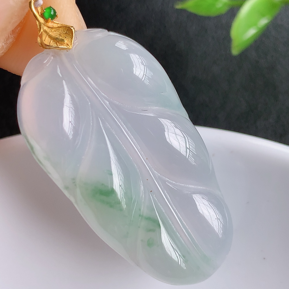 18k金扣冰润飘花金枝玉叶翡翠吊坠  老种起胶感  飘花灵动  寓意“金枝玉叶，大业有成，一夜成名”  饱满大气，水润通透。W415.27 尺寸：33-18.8-5.5mm