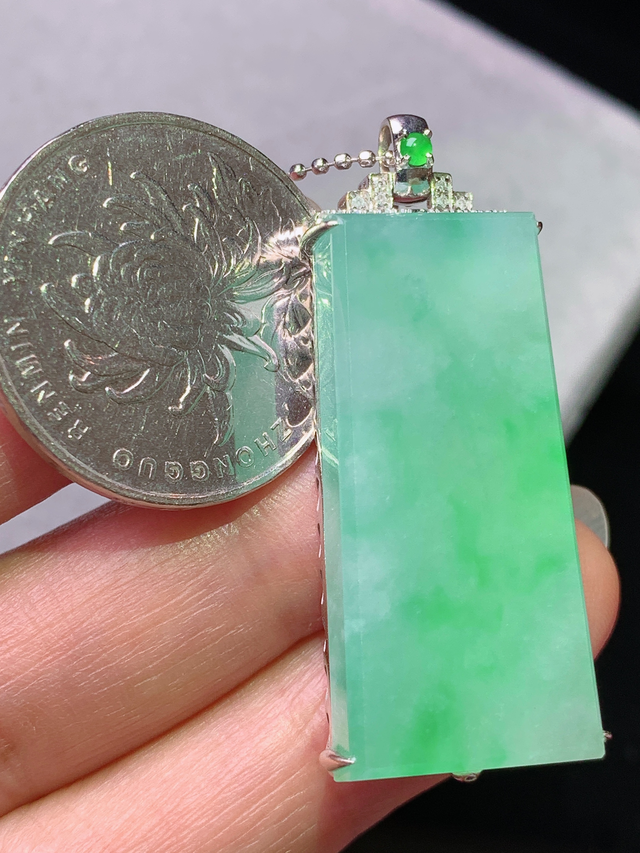 18k金钻镶嵌冰飘阳绿无事牌吊坠 玉质细腻 色泽艳丽清新 水润亮眼 整体尺寸42*15.8*8.3yz