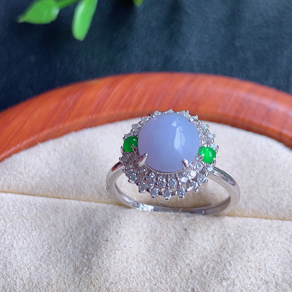 冰润紫罗兰精美翡翠蛋面戒指  玉质细腻  冰清玉润  飘花灵动  颜色漂亮  W502.27  内径尺寸：17.5-13.5-9.5mm  裸石尺寸：8.8-7.8mm