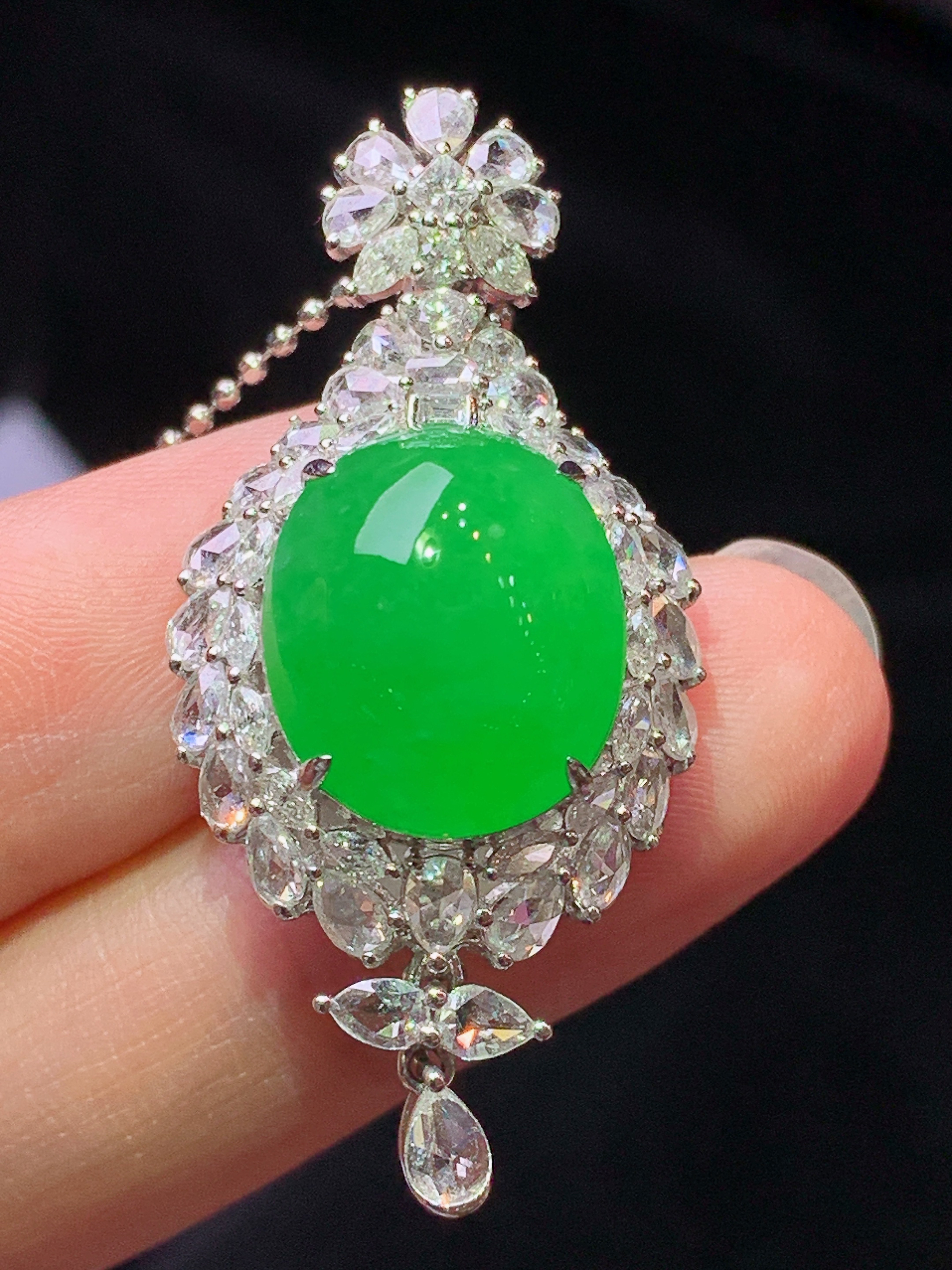 18k金钻镶嵌冰阳绿蛋面吊坠 玉质细腻 色泽艳丽清新 水润亮眼 整体尺寸41.5*19.3*14t2