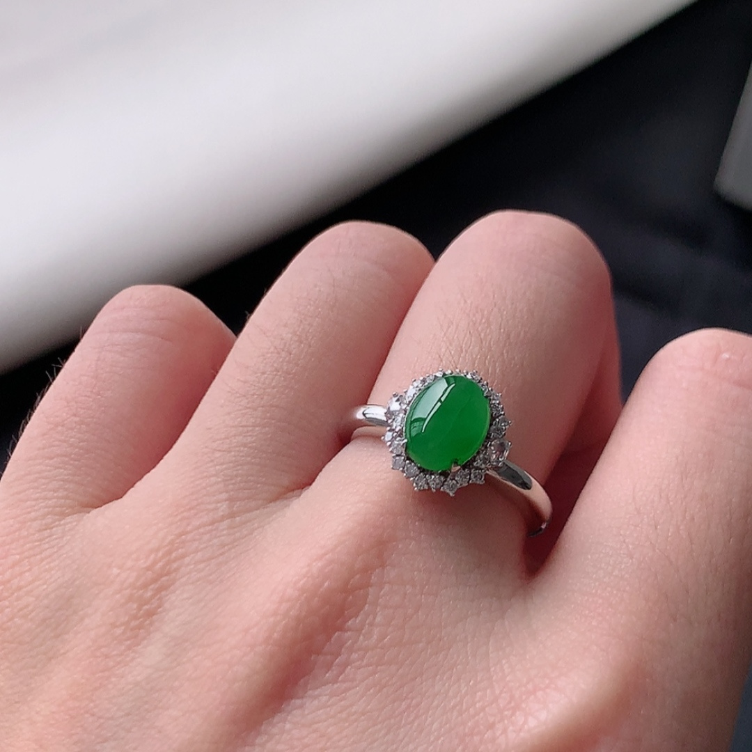 冰阳绿女戒。莹莹青翠，种老无裂水润，佩戴温婉优雅，货号79428，7.7/6.1/2.2