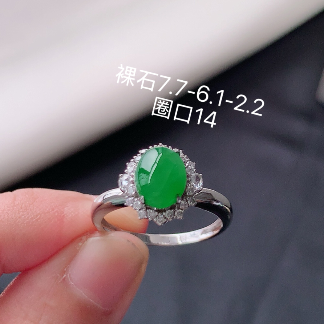 冰阳绿女戒。莹莹青翠，种老无裂水润，佩戴温婉优雅，货号79428，7.7/6.1/2.2