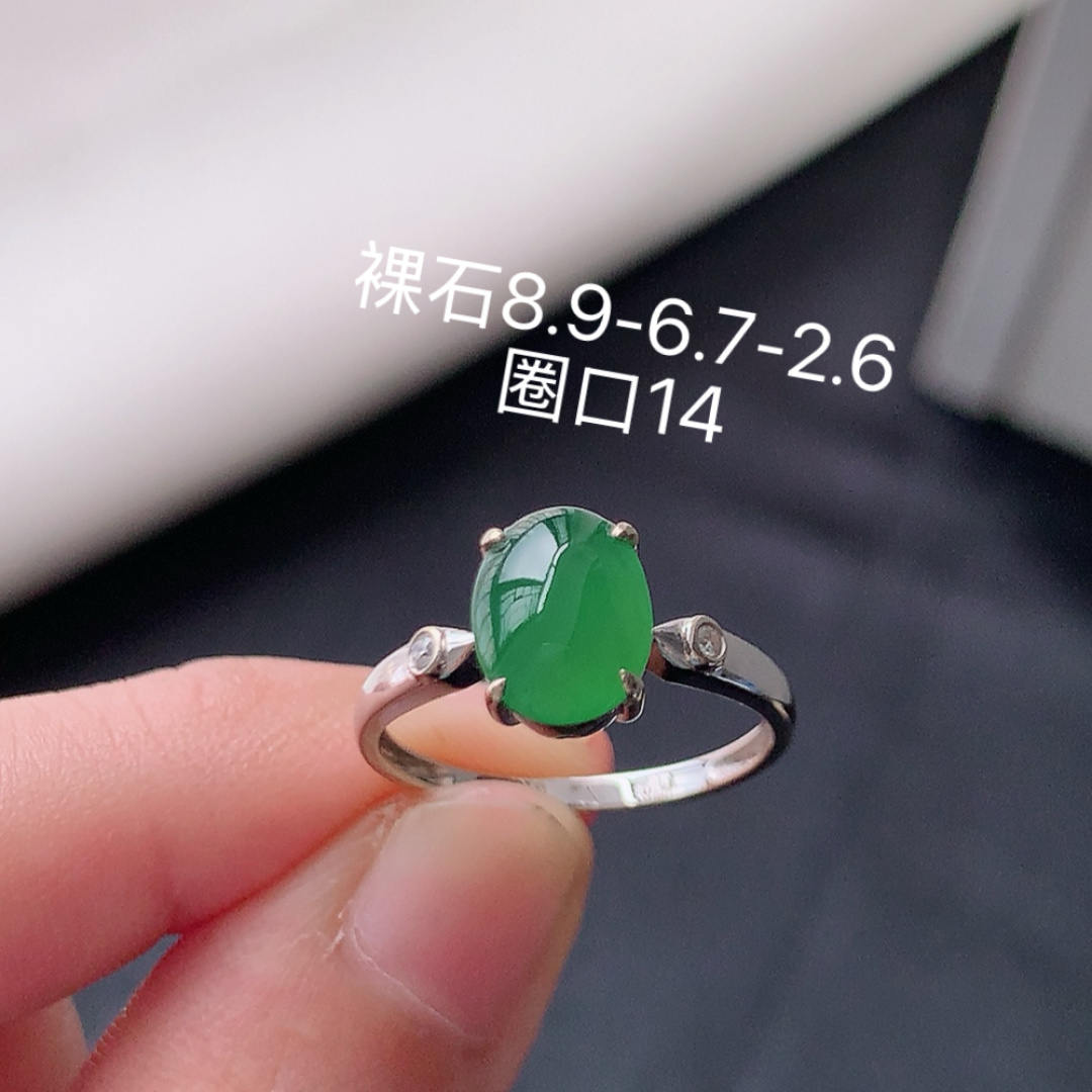 冰阳绿女戒。莹莹青翠，种老无裂水润，佩戴温婉优雅，货号79428，8.9/6.7/2.6