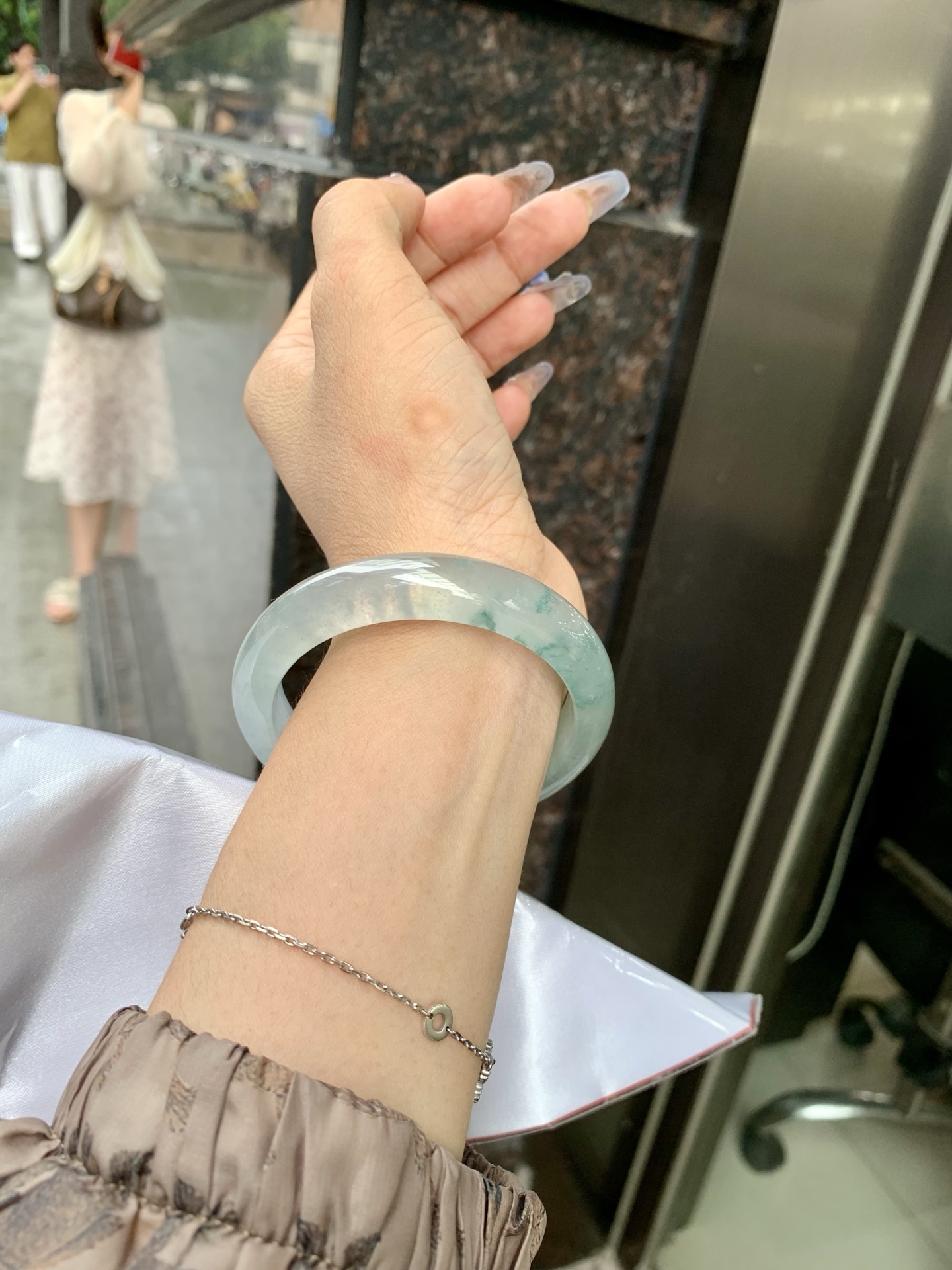 冰飘花正圈，54.3/7.6/12，0429-N579，打灯细纹，底妆冰透起光，蓝花灵动飘逸，勾勒出一幅唯美诗意的山水意境画，古典优雅又秀气