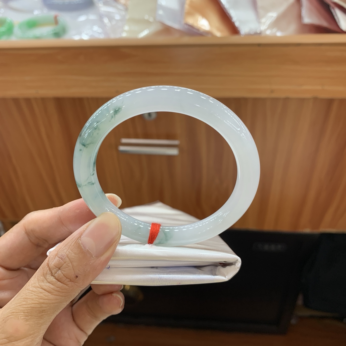 042805FN，冰种飘花小圆条翡翠手镯，55.5-8.9-8.7，编号042805FN