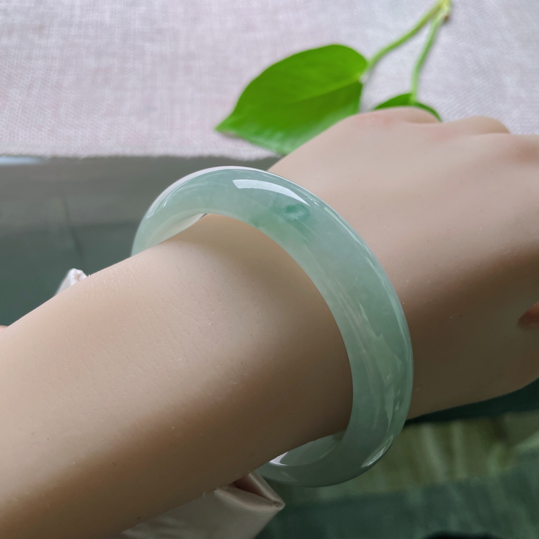 56.7/13.6/7.8，冰蓝底正圈，冰肌玉骨。如薄雾笼纱，天然纹理勾勒出不刻意的灵动，无裂，ss50955a