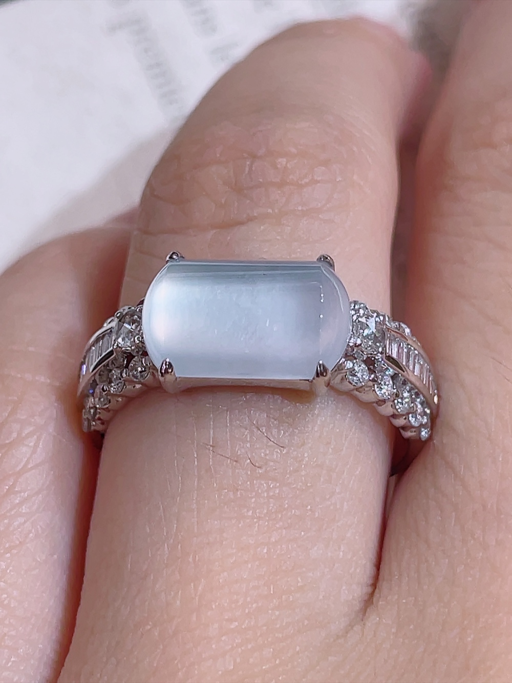 ️高冰玻璃种马鞍戒指，无裂，18k金镶嵌，种水，重金镶嵌，南非钻镶，厚装饱满，荧光四射，刚性十足，高端大气，性比高，14圈口，裸石11.2/7.0/4.8，含金厚