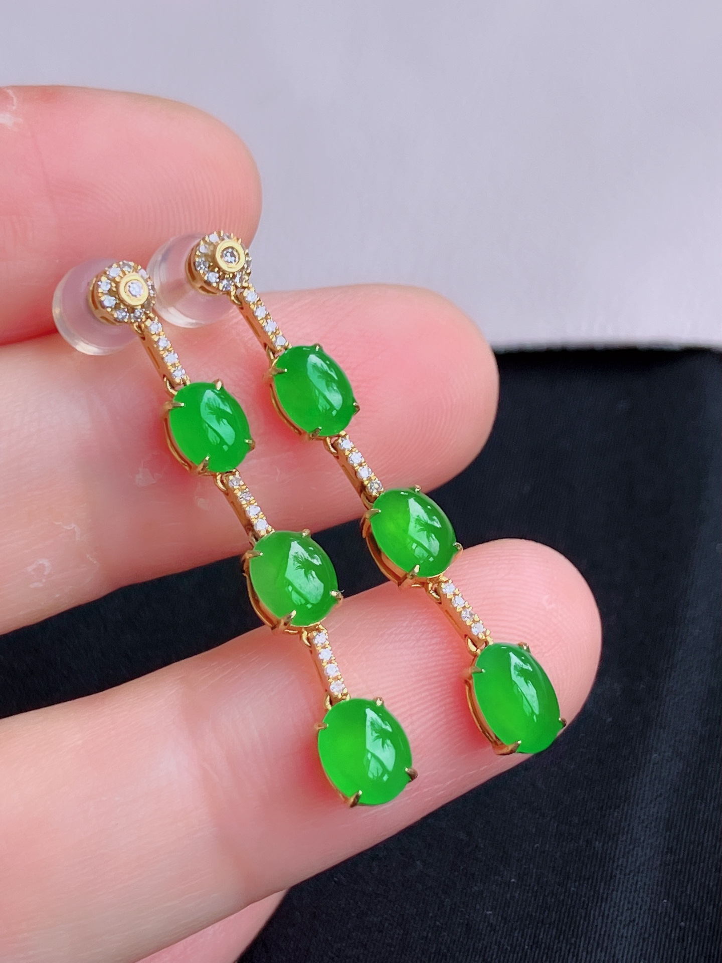 ️翠绿蛋面耳环，简约时尚，尺寸37.6/6.8/4.6，自然光实拍