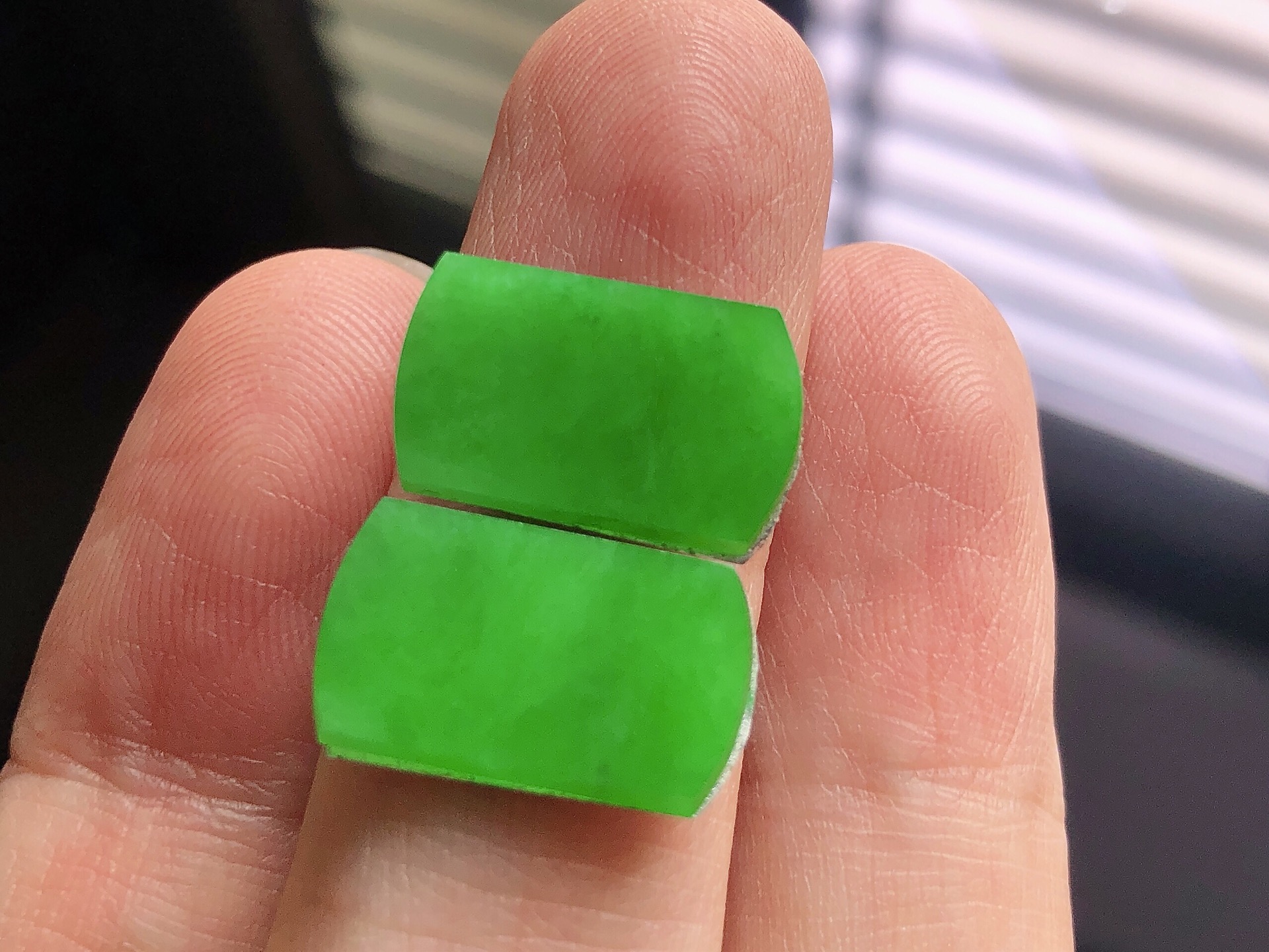 ️ 高冰阳绿马鞍， 色泽艳阳，通透水润，玉质细腻，夺目迷人，镶嵌效果大气上档次，品相，无裂，尺寸1