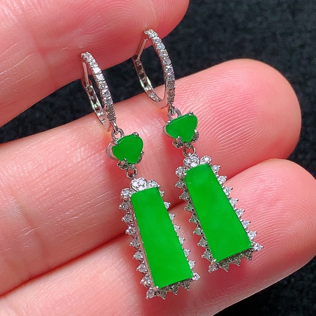 ️18k金镶嵌冰种正阳绿无事牌耳坠，色泽艳丽，种老水头好，又冰又润，饱满无裂：32.6/7.2/4.7mm裸石：12/4.9/2mm，编号