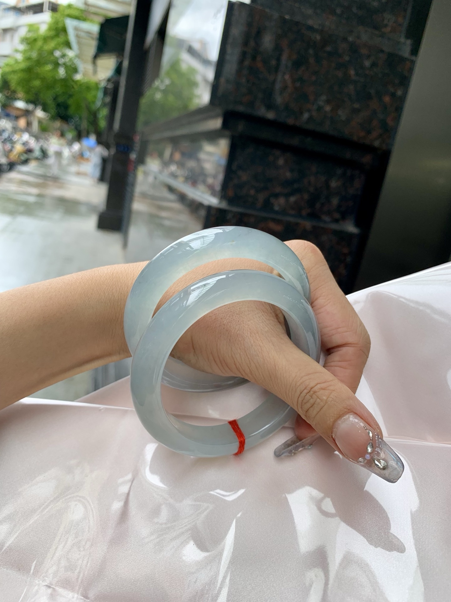 冰蓝正圈，56-8.5-12.2，0429-N576-1，底妆冰润细腻，有洒金，千变万化的冰晴蓝底色，拥有海的颜色，却散发着星空的光芒，这是一只来自冰川蓝的清冷气质仙女镯，无裂