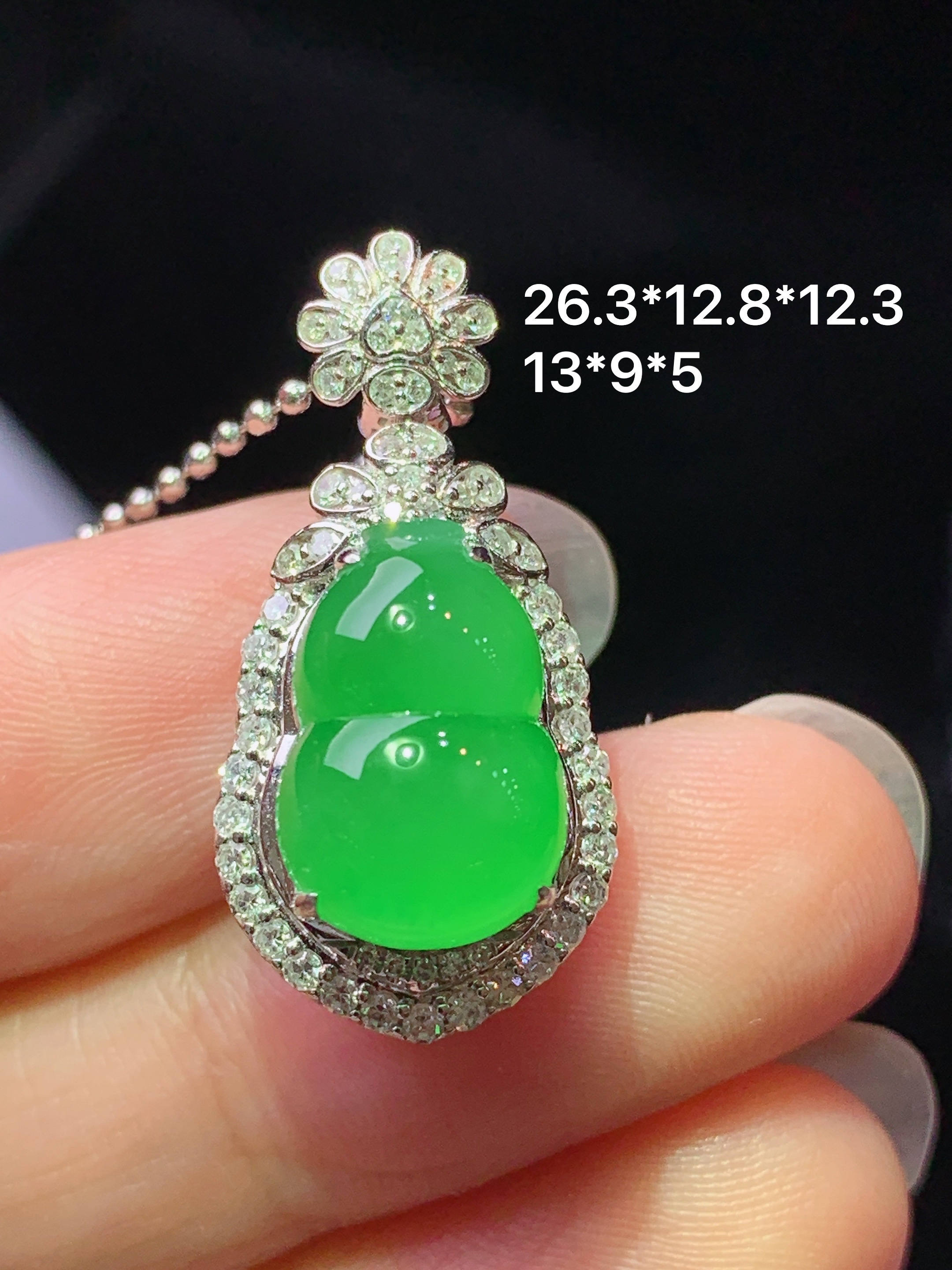18k金钻镶嵌冰阳绿葫芦吊坠 玉质细腻 色泽艳丽清新 水润亮眼 整体尺寸26.3*12.8*12.3h1