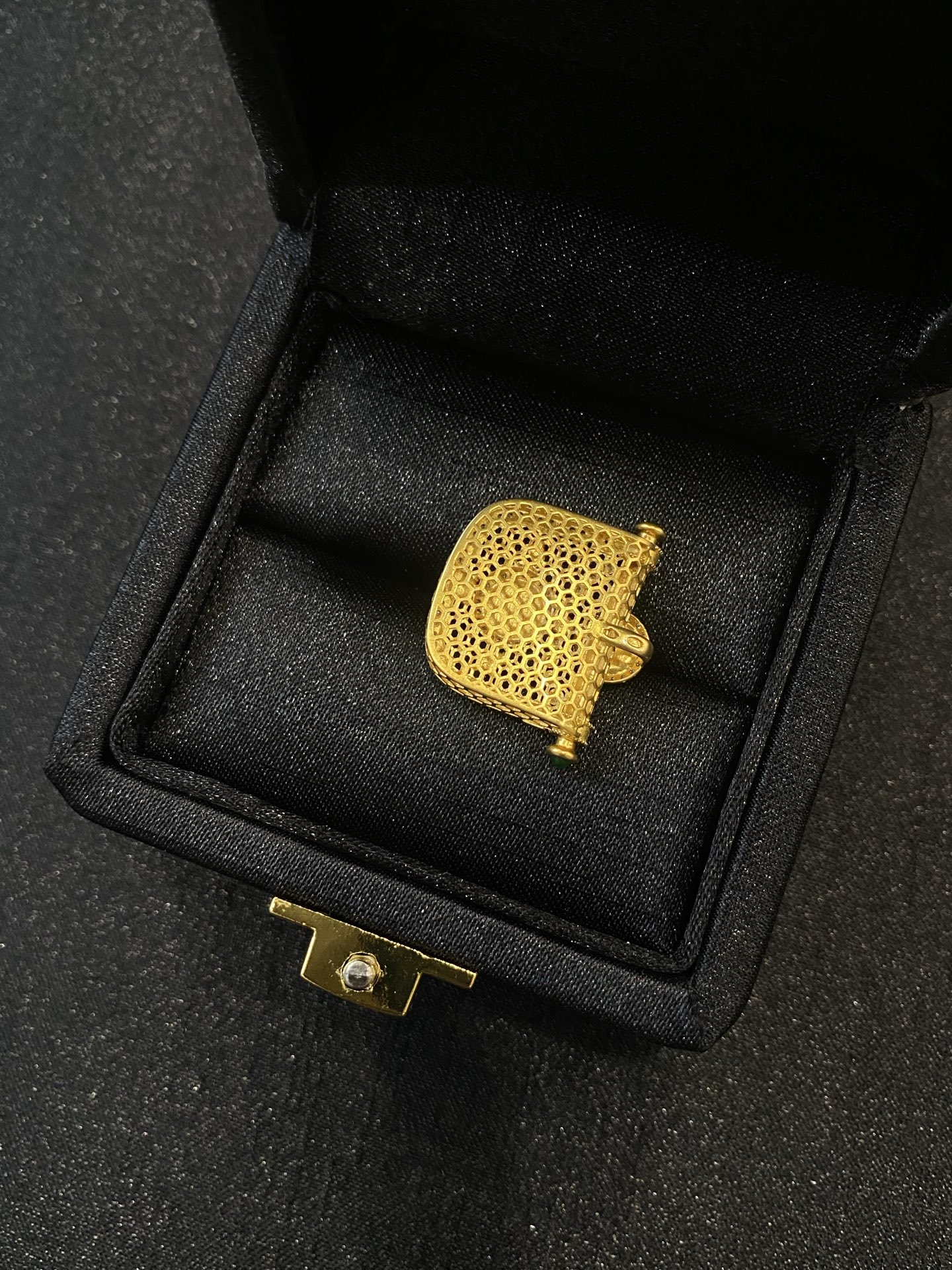 20260428（四）,18K茅台白蛋面吊坠,整体21.7/26/9.1,裸石6.4/6.6/3.4