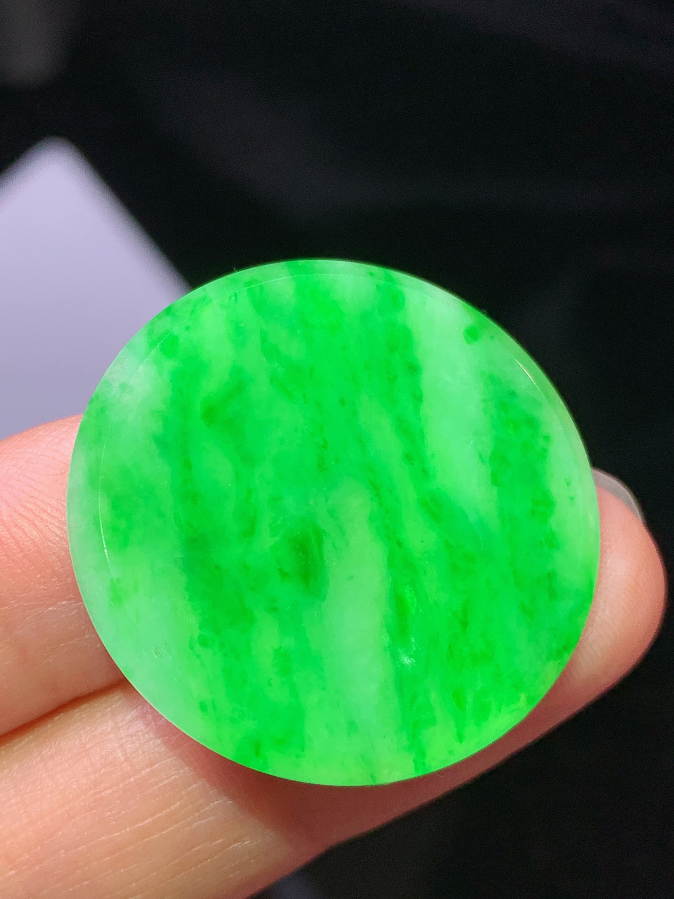 镶嵌款 阳绿圆牌吊坠 玉质细腻 色泽艳丽清新 水润亮眼 整体尺寸28*2.2m2