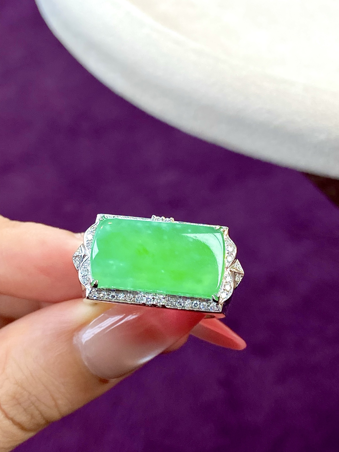 ️冰种木纳绿马鞍戒指，颜色鲜活又明媚，“鞍”稳人生，尽显沉稳与贵气：26.7/13.9/7，裸石：20.1/10.7/3mm，无裂。