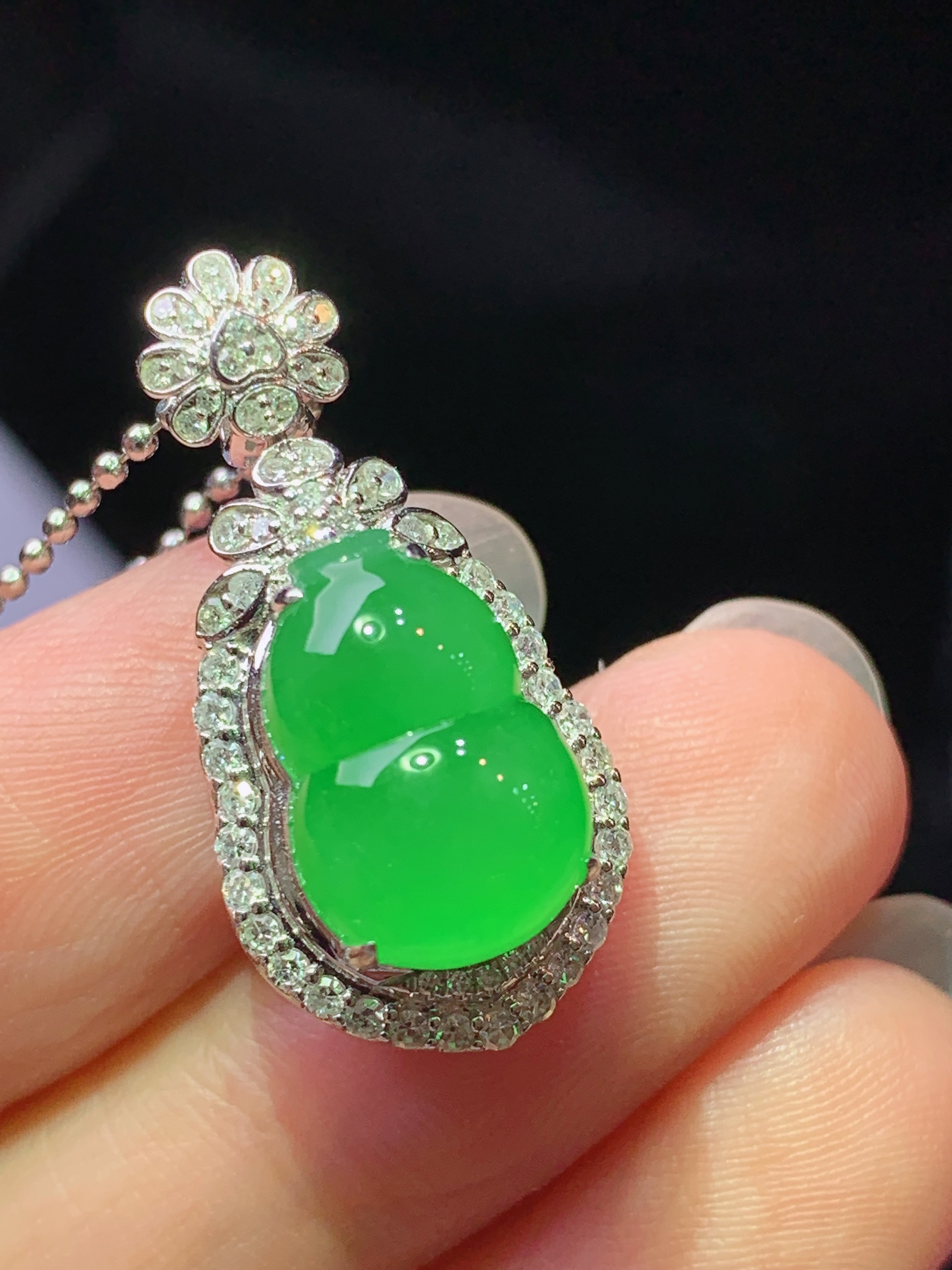 18k金钻镶嵌冰阳绿葫芦吊坠 玉质细腻 色泽艳丽清新 水润亮眼 整体尺寸26.3*12.8*12.3