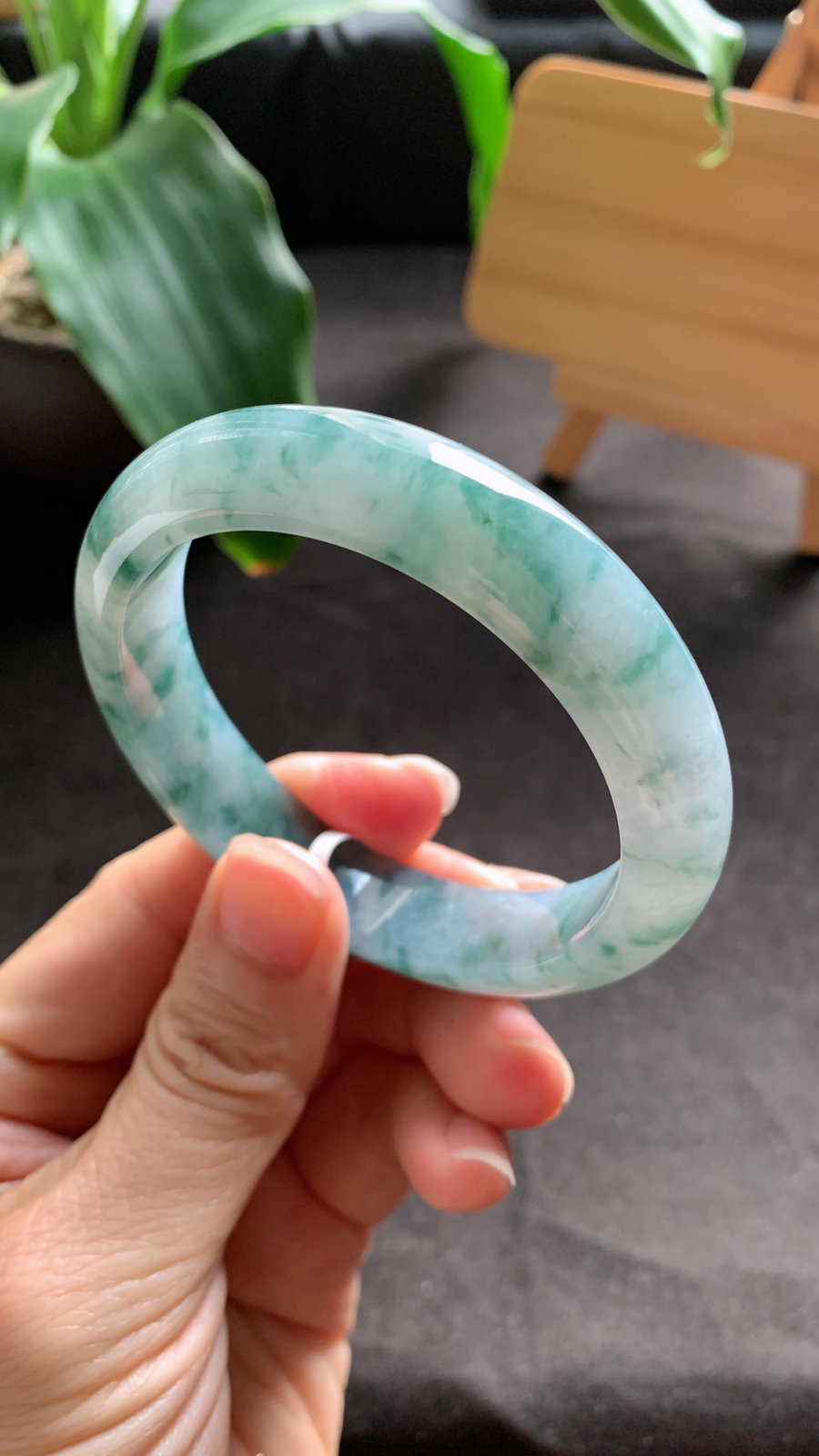 56圈口 天然A货翡翠飘花手镯 种水好 花色灵动