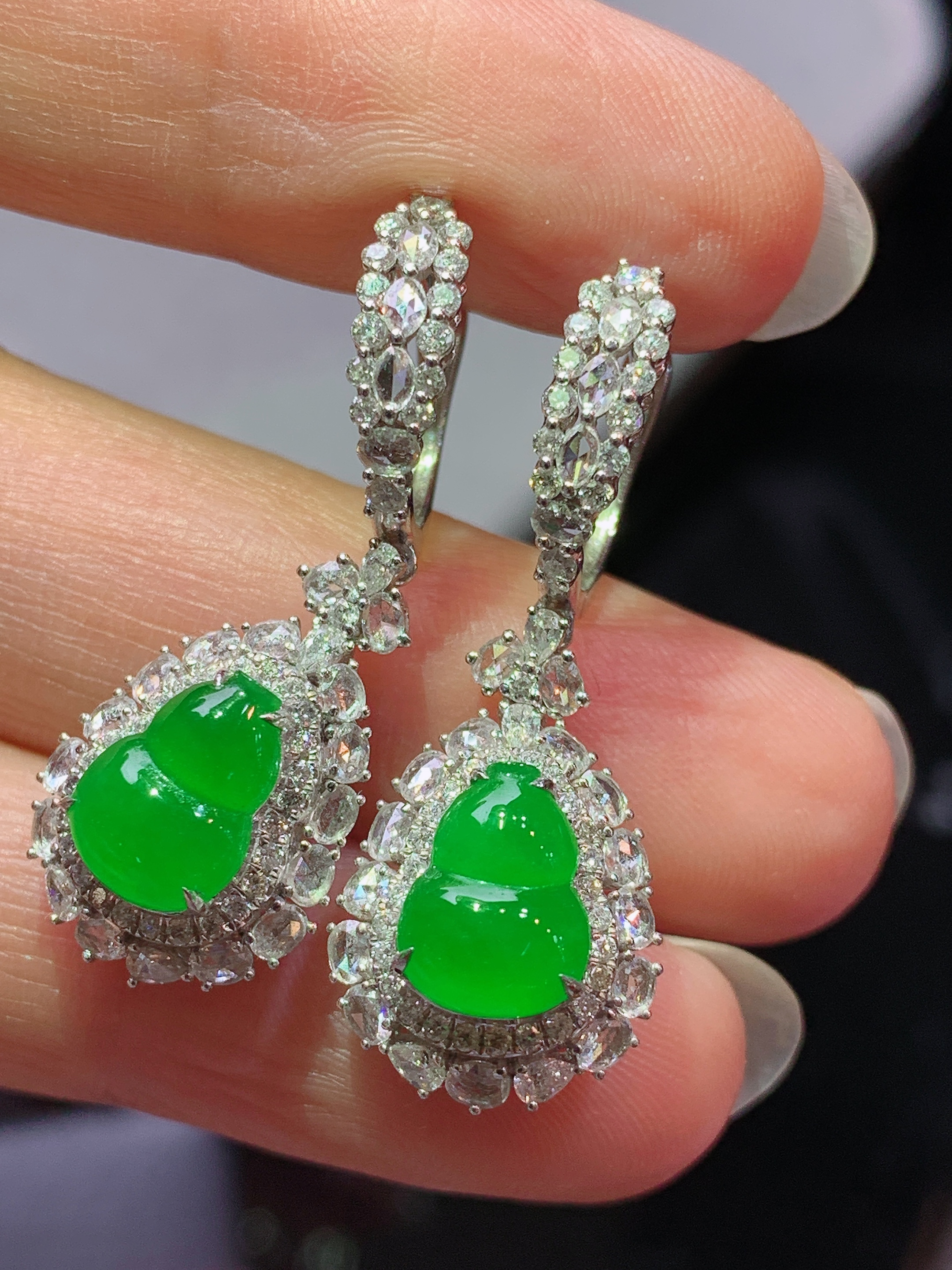 18k金钻镶嵌冰阳绿葫芦耳坠 玉质细腻 色泽艳丽清新 水润亮眼 整体尺寸31.5*12.2*9.2t2