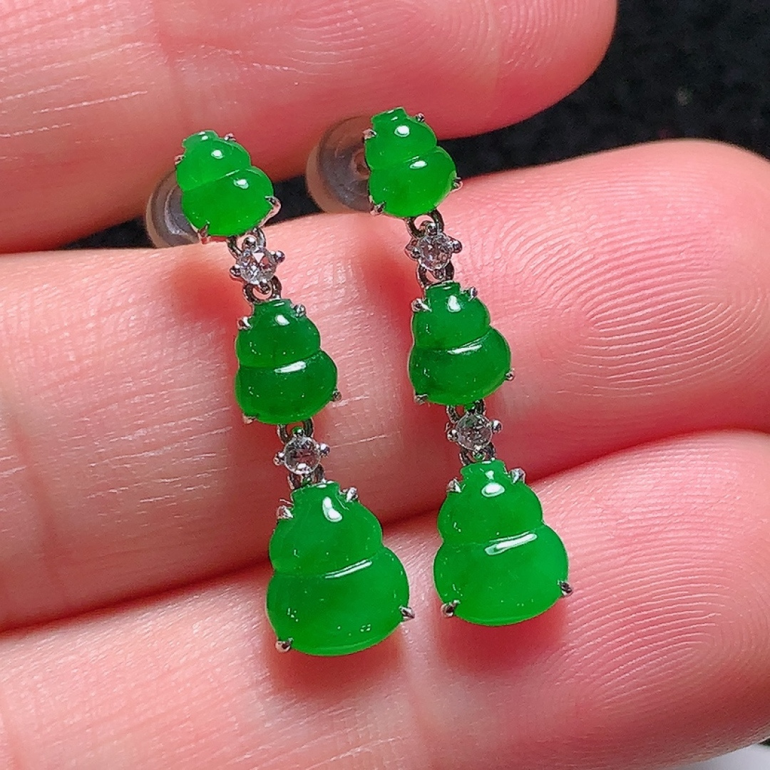 ️18k金镶嵌冰种阳绿葫芦耳坠，种老水头好，又冰又润，饱满无裂：23mm裸石：6.6/5.8/1mm，编号