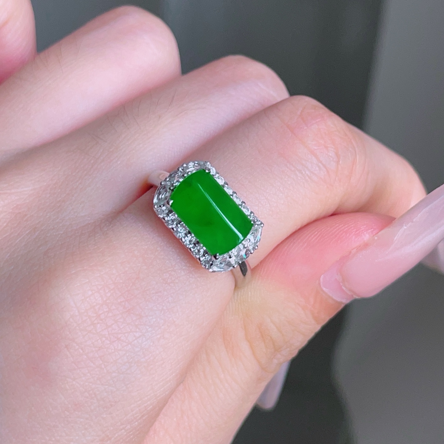 ️ 马鞍形戒指，色泽鲜艳 种老水润 18k金镶嵌，裸石 10.6/7.2，圈口 14