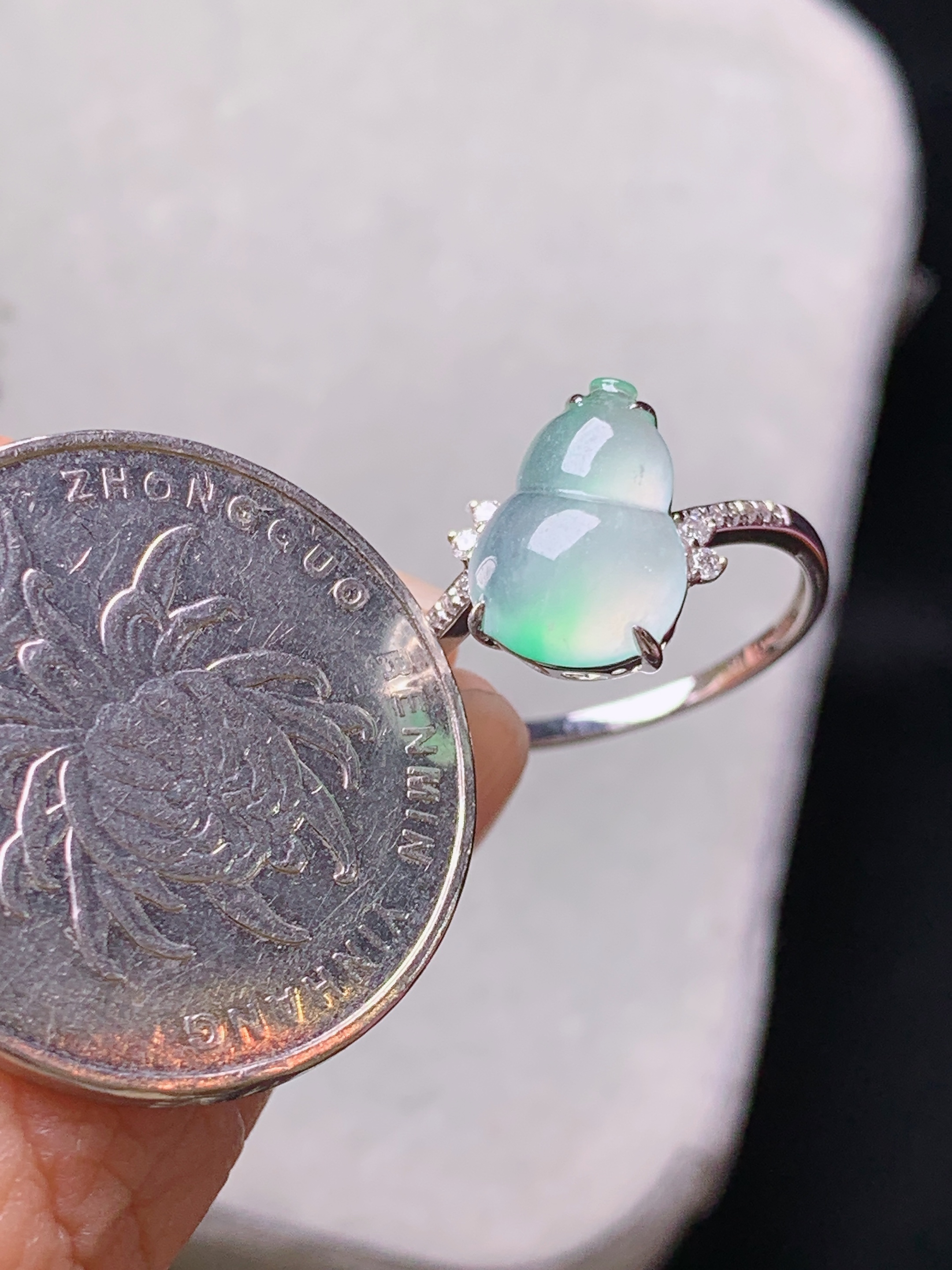 18k金钻镶嵌冰种飘绿葫芦戒指 玉质细腻 色泽艳丽清新 水润亮眼 圈口13.5 整体尺寸11.3*8*3.6g2