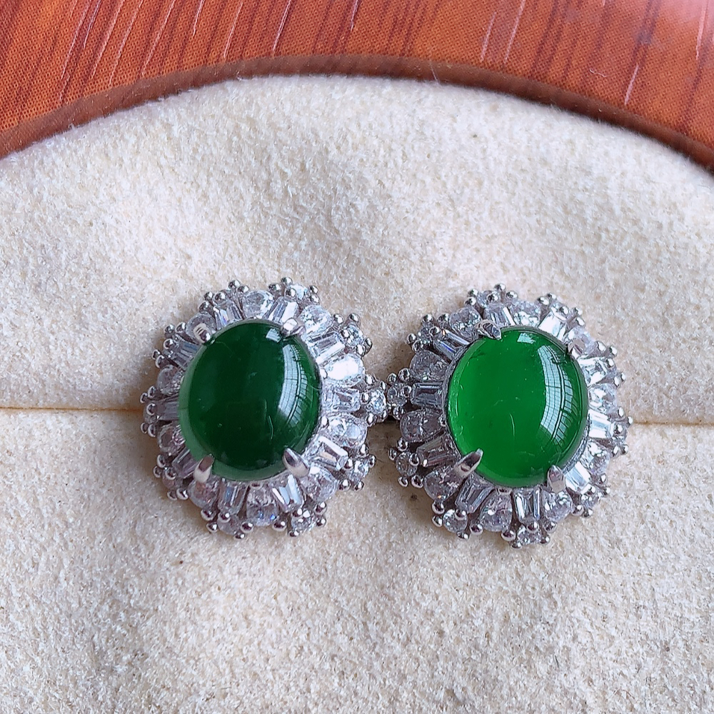 冰满绿翡翠925银镶嵌蛋面耳钉，自然光实拍，翠色灵动，颜色漂亮，种老水足，品相佳，佩戴佳品！W502