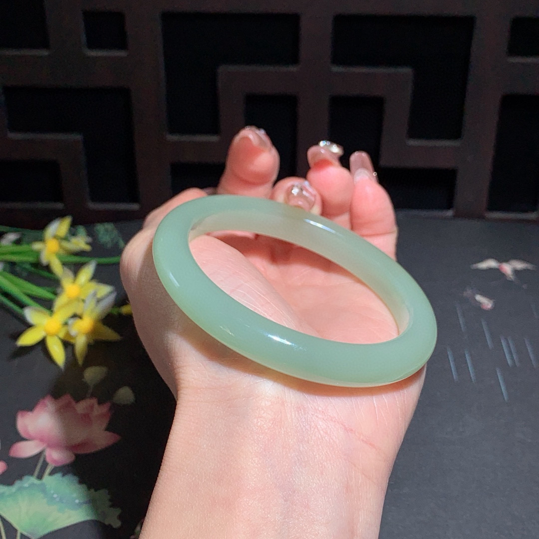 和田玉60圈晴水色手镯！清水色！玉质细腻油润 底色纯净 无裂无杂 脂粉好，品质高。