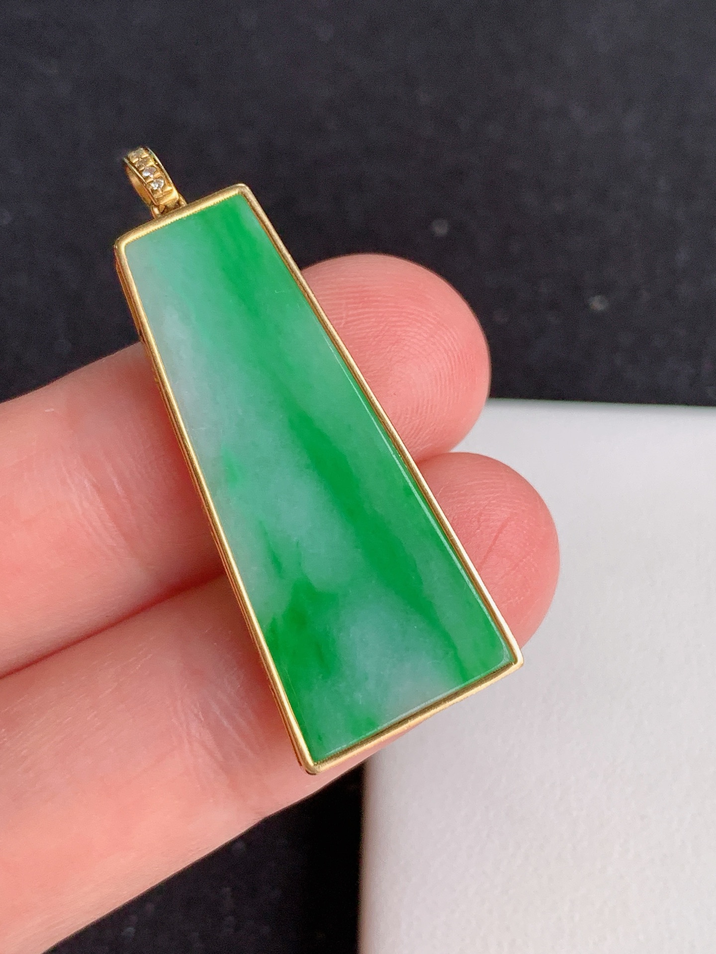 ️，18k镶嵌冰飘绿无事牌，无裂尺寸：37.3