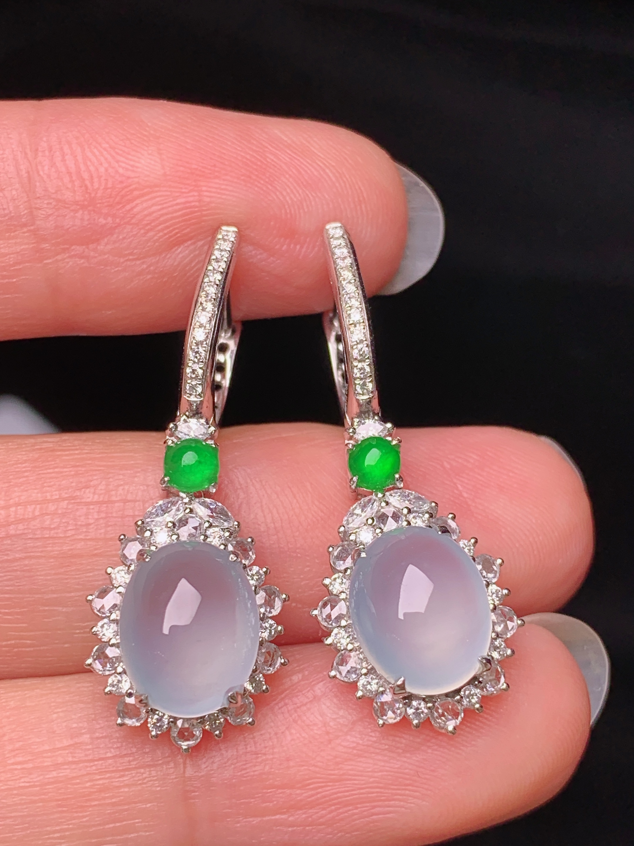 18k金钻镶嵌冰种蛋面耳坠 玉质细腻 色泽艳丽清新 水润亮眼 整体尺寸31.5*11.5*7.8y5