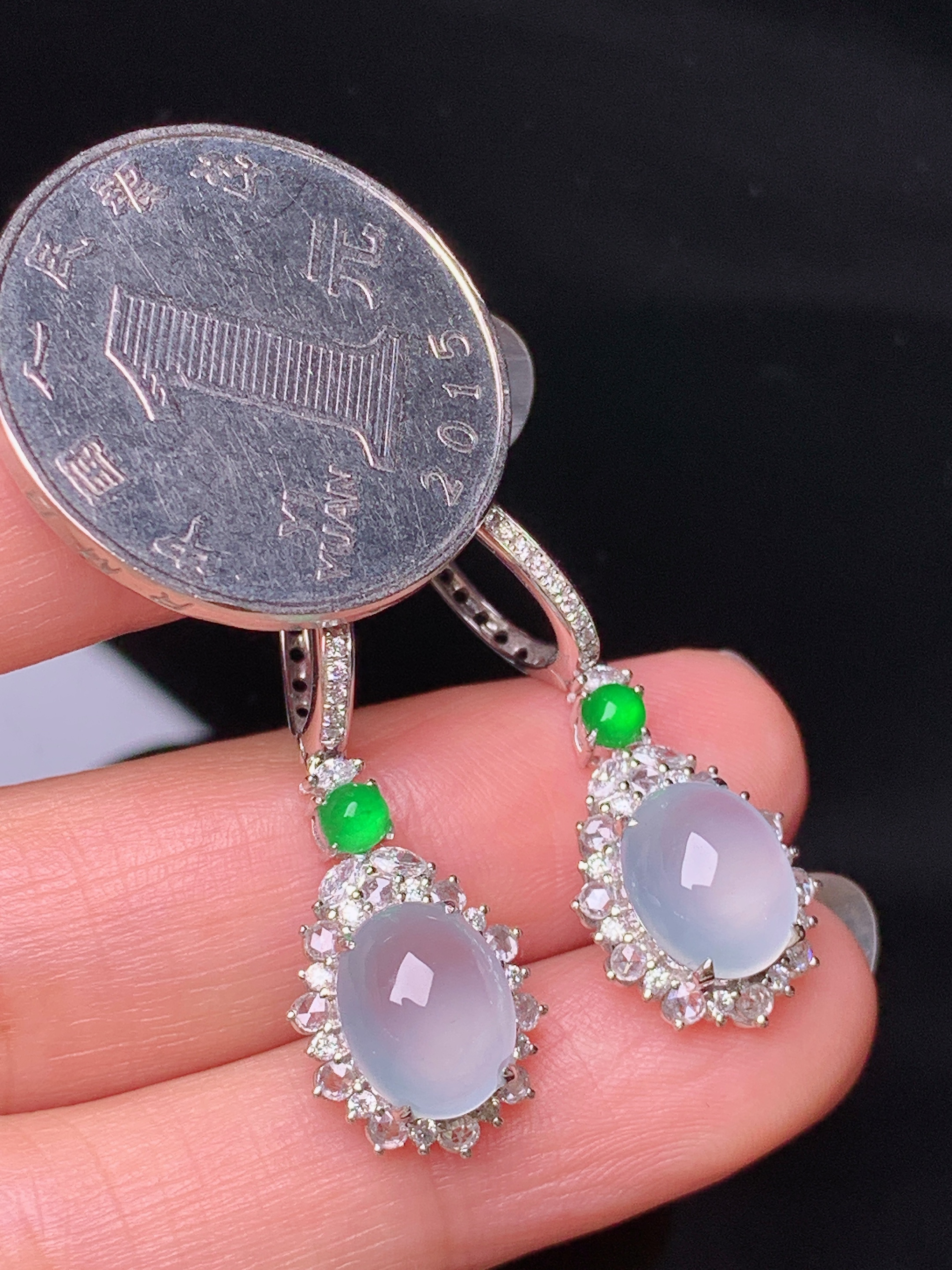 18k金钻镶嵌冰种蛋面耳坠 玉质细腻 色泽艳丽清新 水润亮眼 整体尺寸31.5*11.5*7.8y5