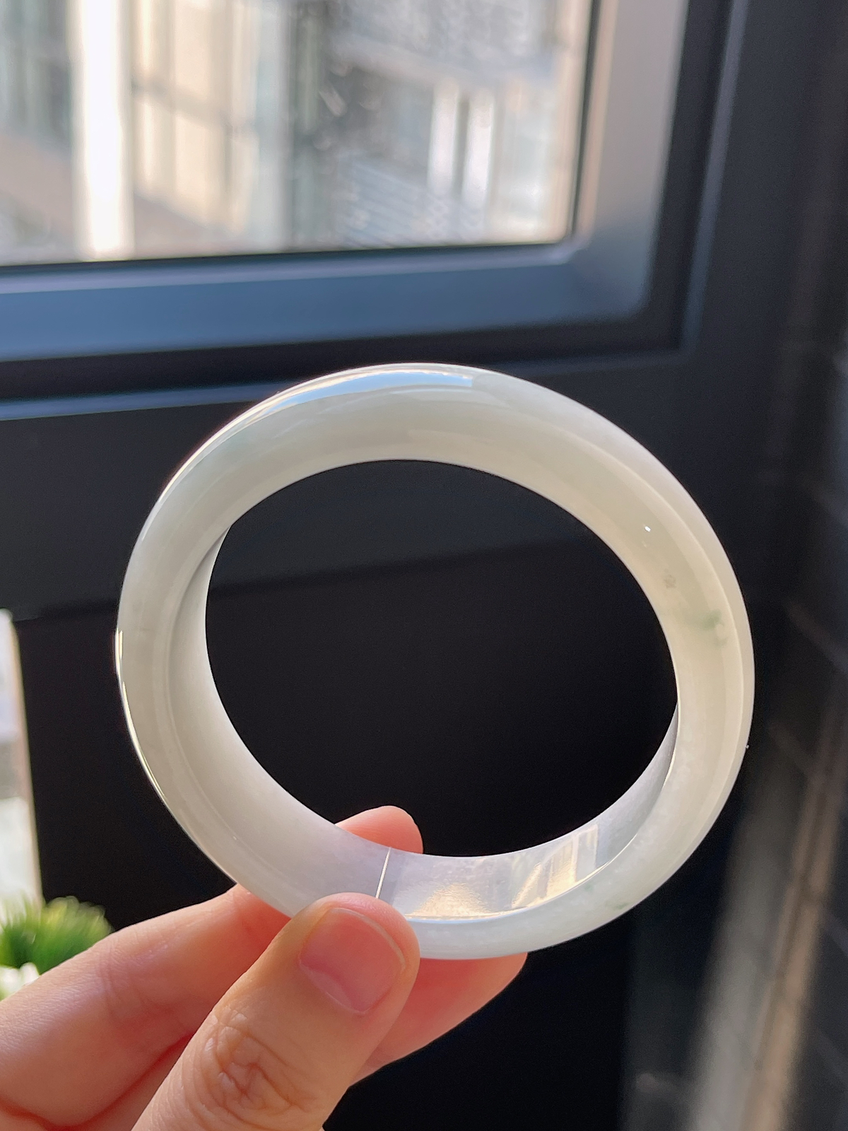 正圈55.5圈口，翡翠糯化种淡绿色手镯