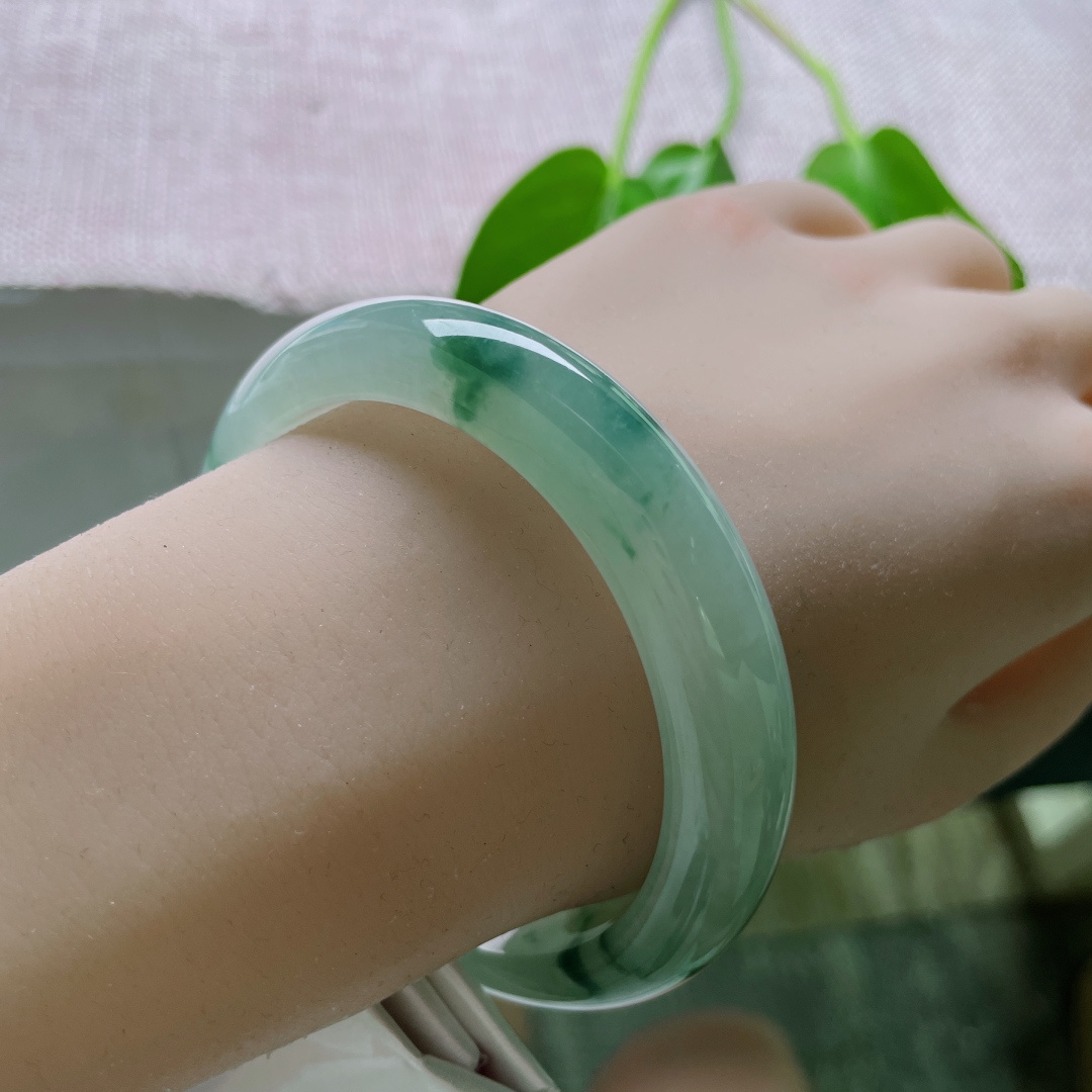 57.3/12.7/8.4飘花正圈，冰润通透，种老，心有山海，静而无忧。无裂，ss51062a