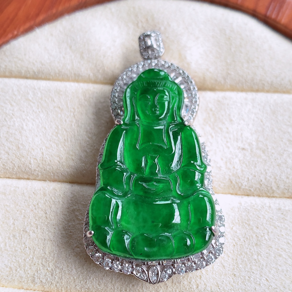 冰润满绿精雕观音吊坠，928银饰镶嵌  法相端庄大气，工艺精湛，种色浓郁，细腻饱满冰润，种老水足，收