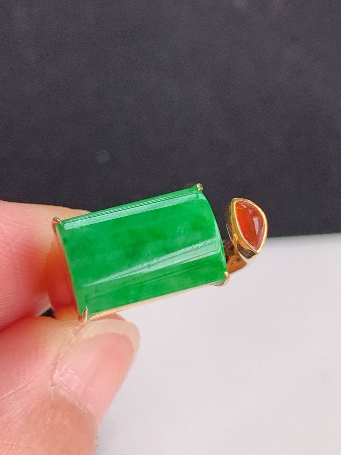 ️，18k镶嵌冰绿马鞍戒，无裂，裸石尺寸：12/9/8，圈口：16