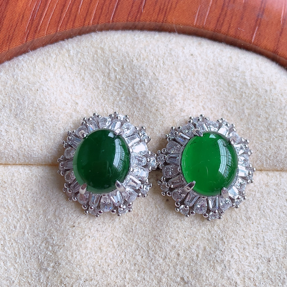 冰满绿翡翠925银镶嵌蛋面耳钉，自然光实拍，翠色灵动，颜色漂亮，种老水足，品相佳，佩戴佳品！W502.27 取一整体尺寸：13.5-12.5-6.2mm  裸石尺寸：8-7mm