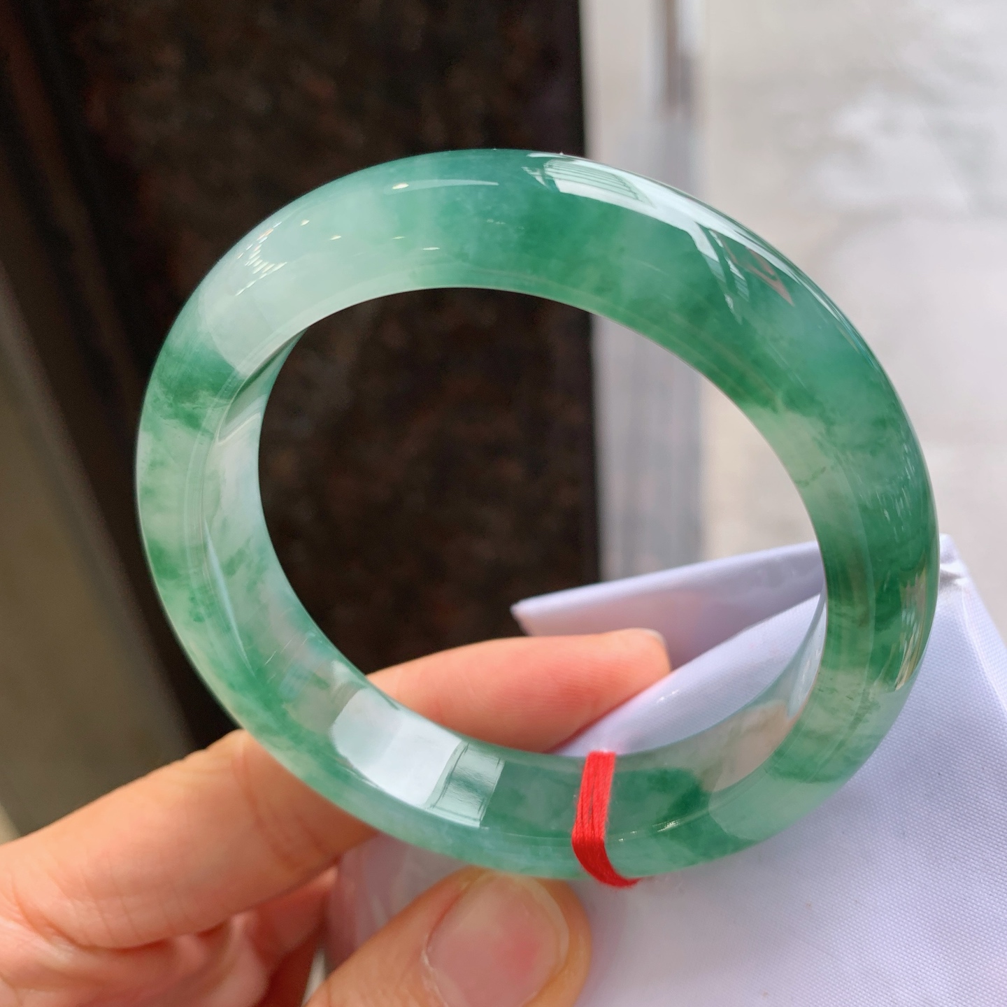 正圈冰种飘花，有纹、有裂，尺寸：55.5/12.9/8.7，花色漂亮