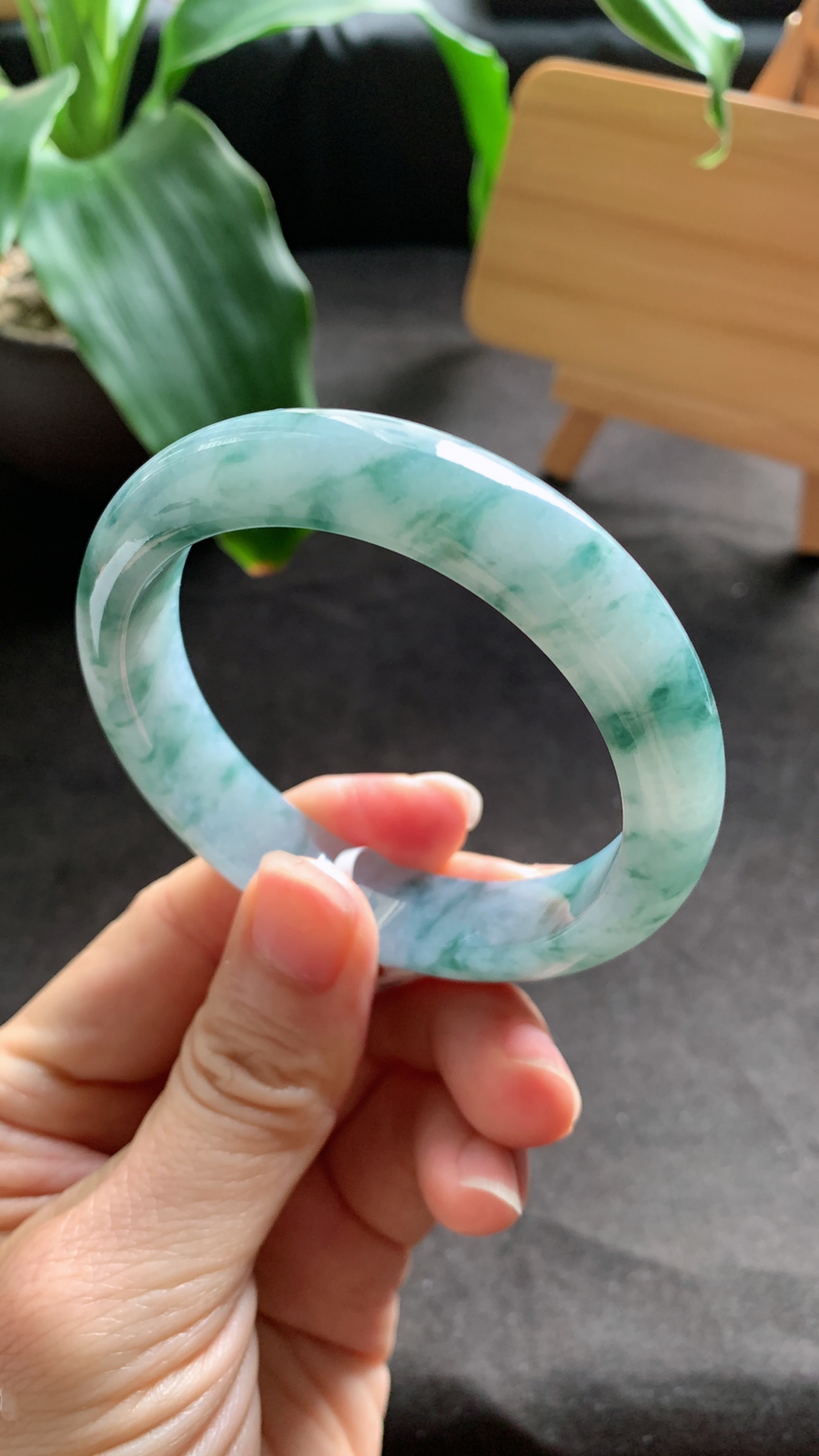 56圈口 天然A货翡翠飘花手镯 种水好 花色灵动