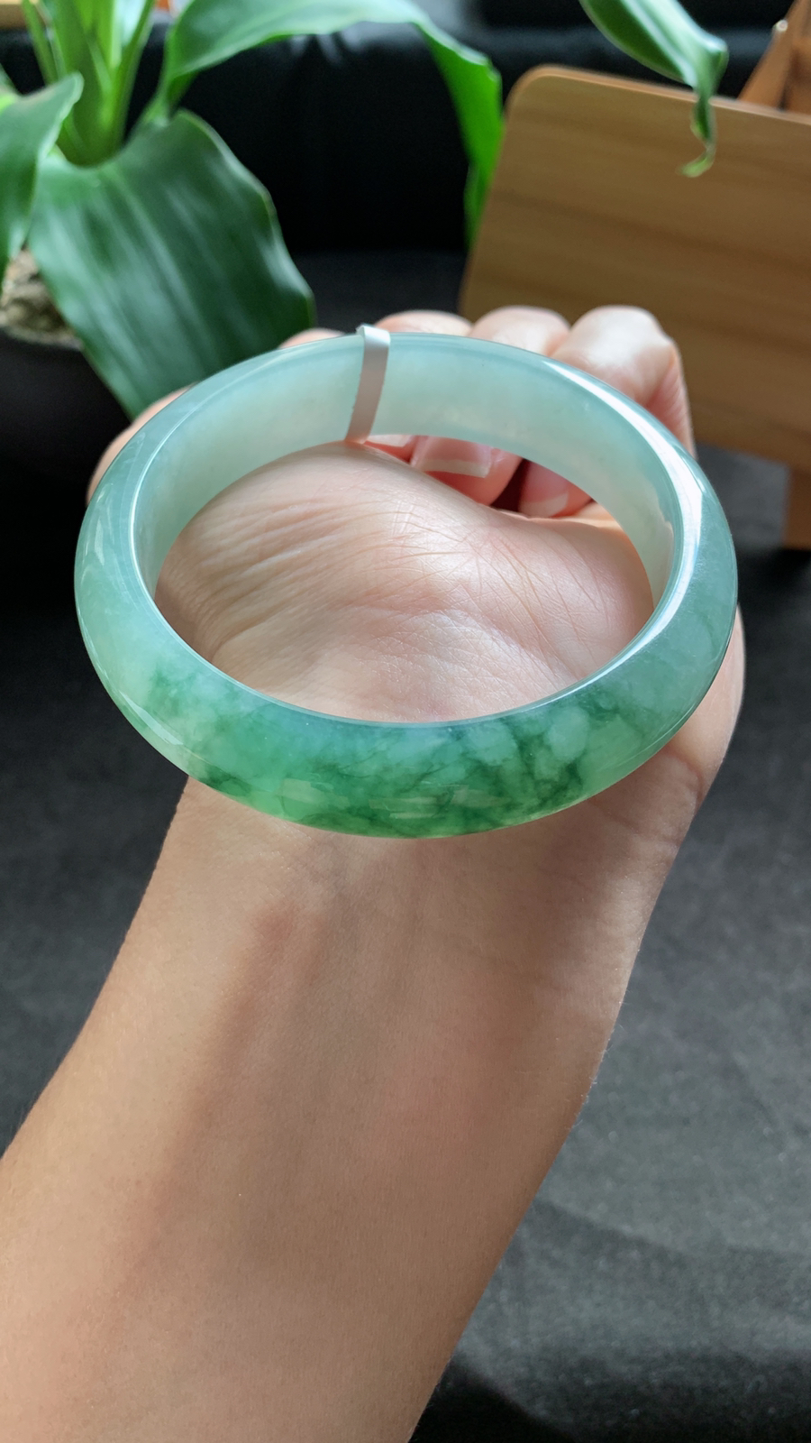 58圈口 天然A货翡翠飘绿花手镯 颜色漂亮