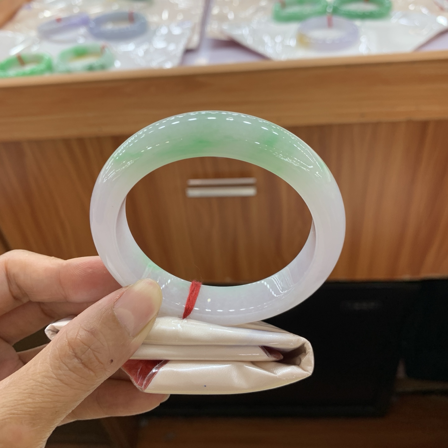 042819FN，白底青飘绿翡翠手镯，58-13.4-9.4，编号042819FN